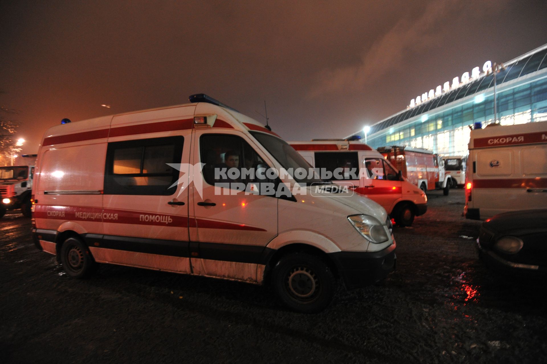 Московская область. Автомобили Скорой помощи у аэропорта Домодедово, где 24 января 2011 произошел взрыв.