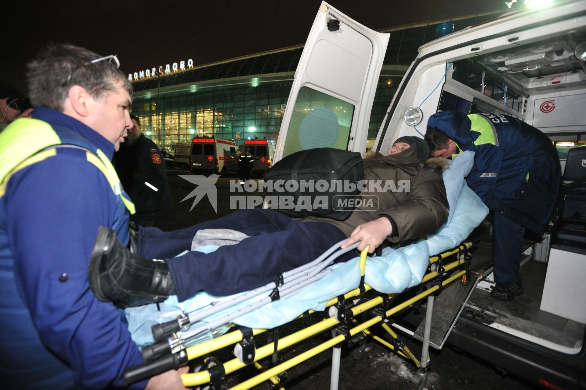 Московская область. 24 января 2011 г. Врачи скорой помощи эвакуируют пострадавшего в результате взрыва в аэропорту Домодедово.