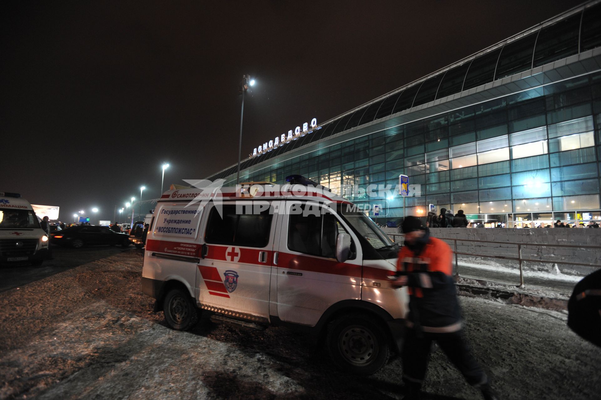 Московская область. Автомобиль Скорой помощи у аэропорта Домодедово, где 24 января 2011 произошел взрыв.