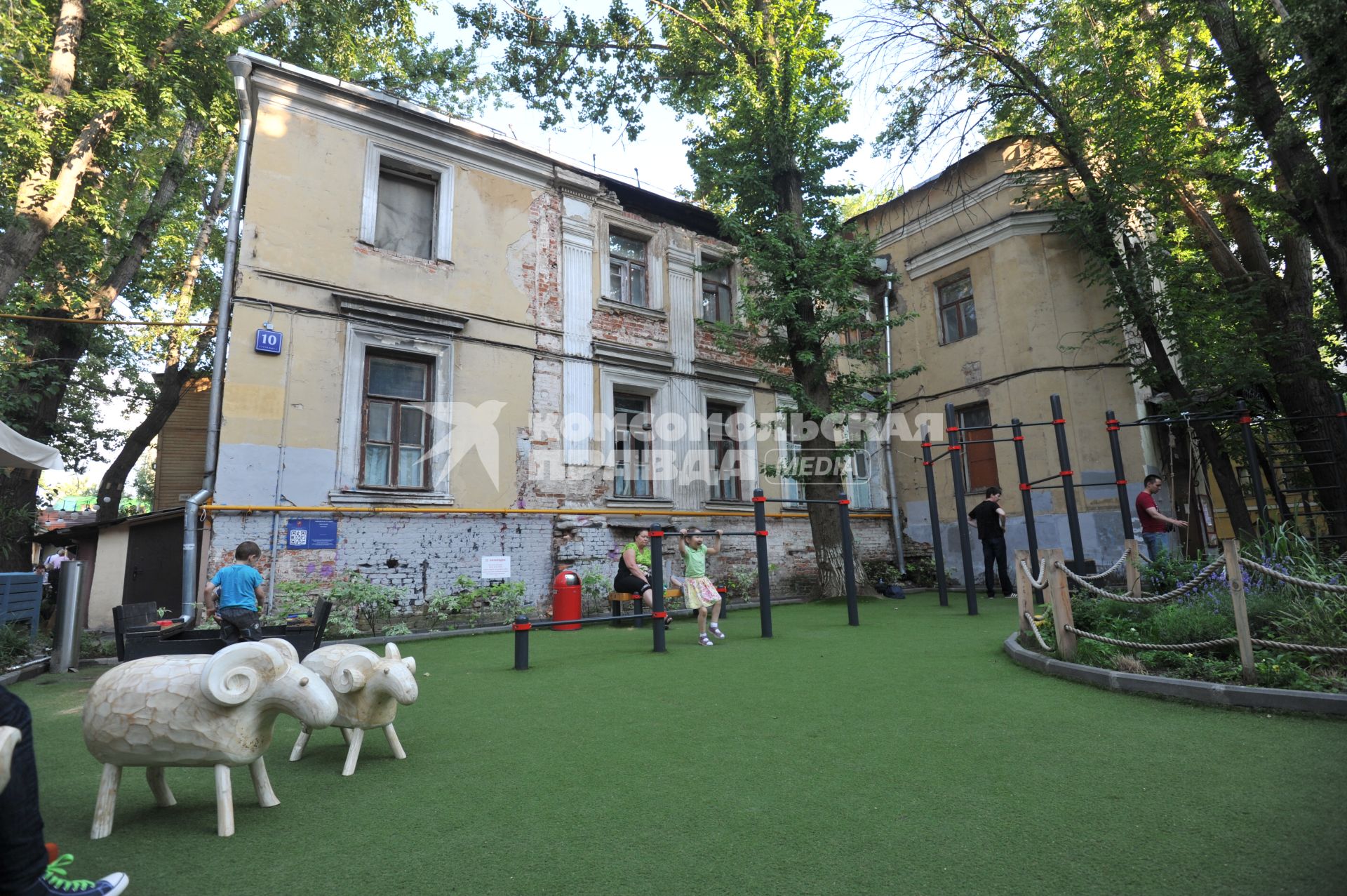 Москва. Палаты Голицыных в Кривоколенном переулке, 10. Построены в XVII веке, сейчас - старейший жилой дом Москвы.