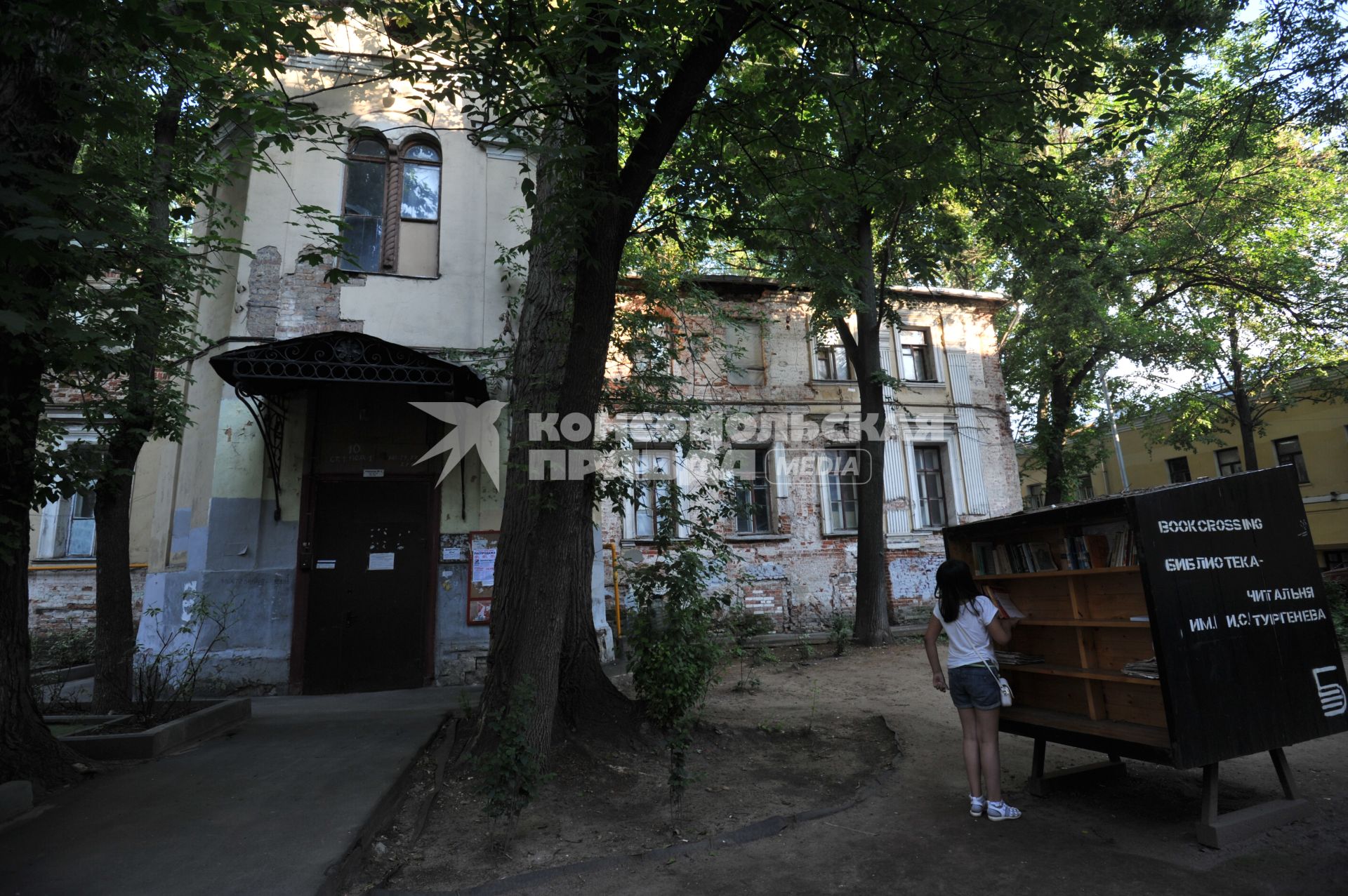 Москва. Палаты Голицыных в Кривоколенном переулке, 10. Построены в XVII веке, сейчас - старейший жилой дом Москвы.