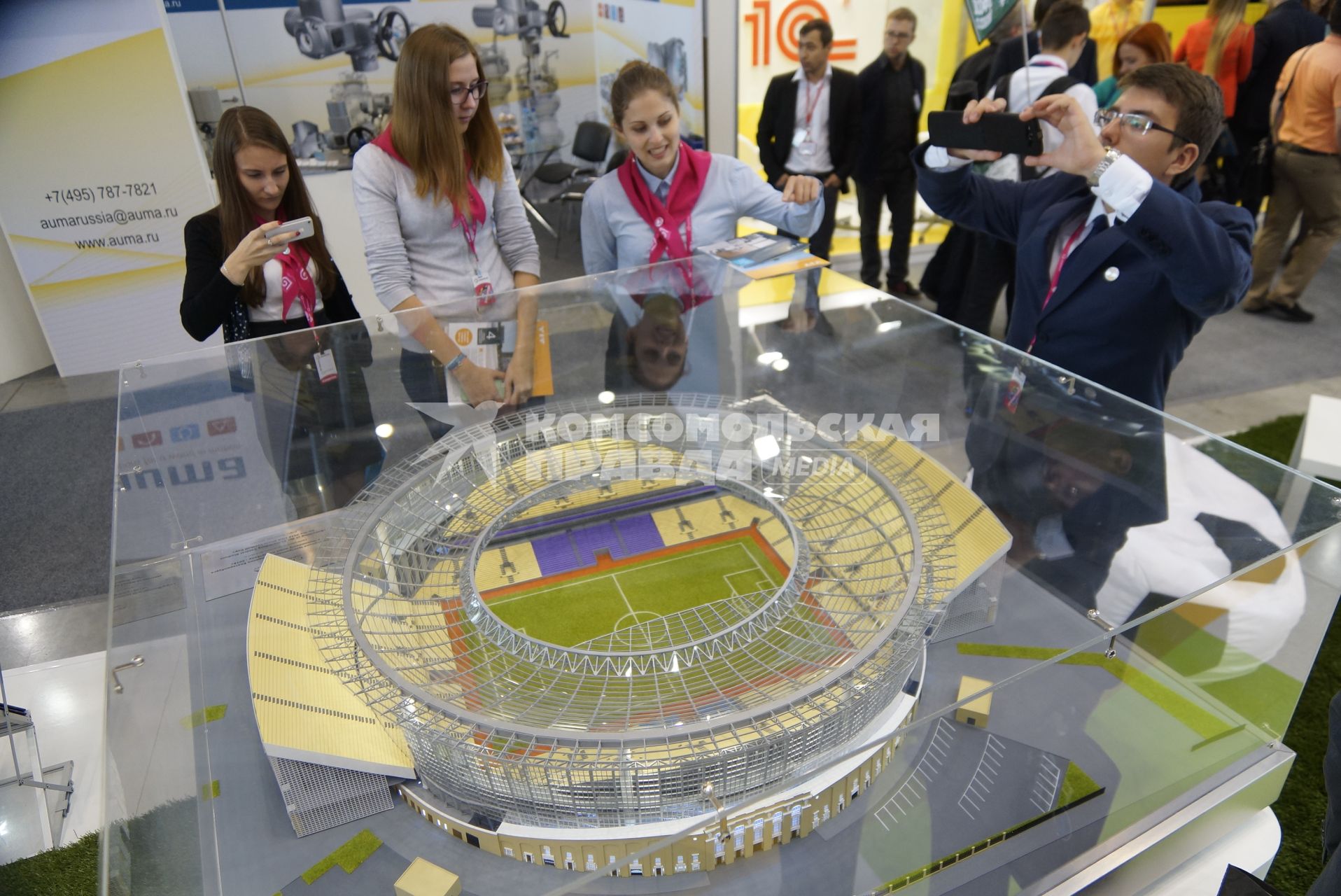 Посетители у макета центрального стадиона Екатеринбурга, готовящегося к чемпионату мира по футболу в 2018г. на выставке \"Иннопром - 2015\" в павильоне EXPO. Екатеринбург