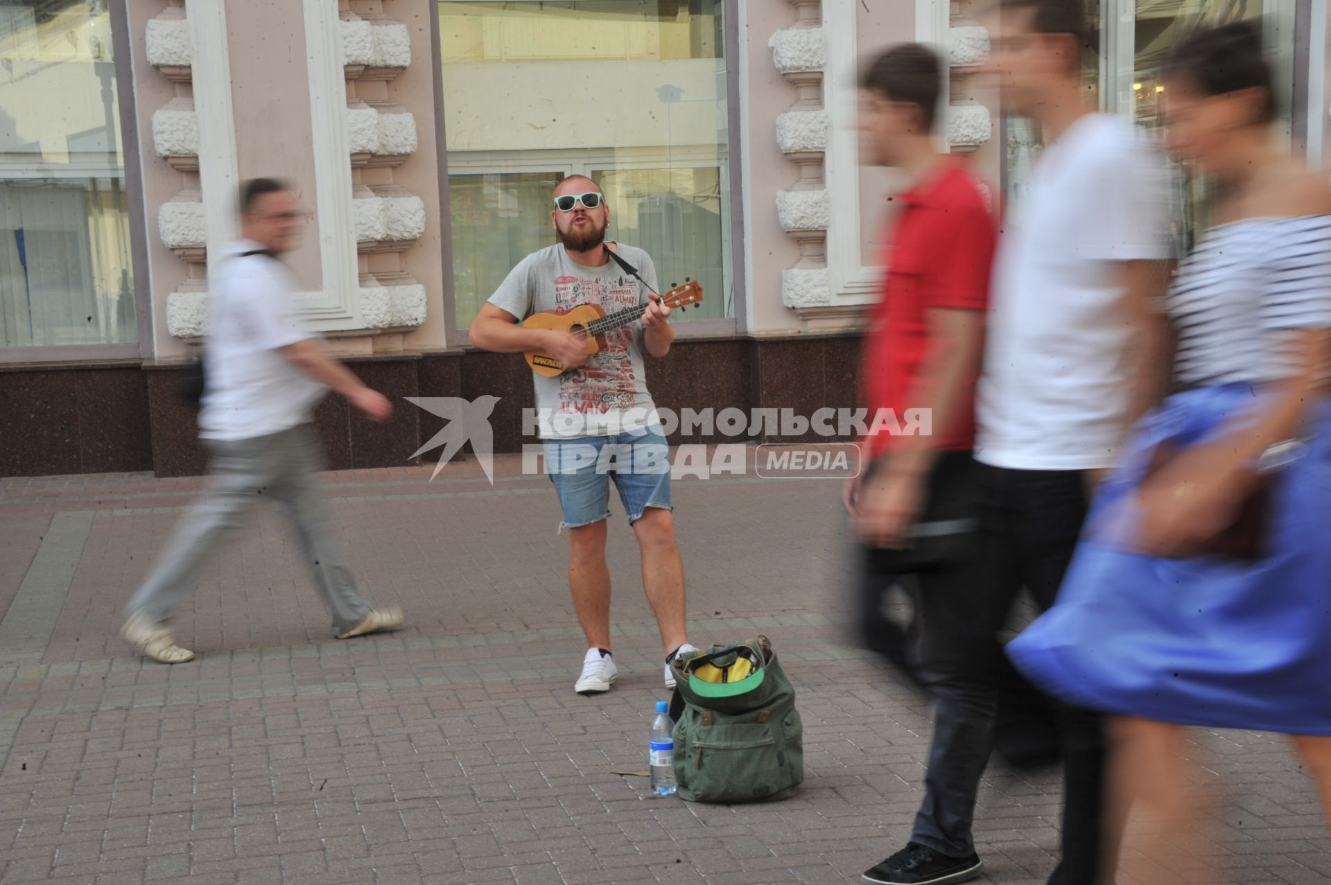 Москва. На Старом Арбате прошла акция протеста уличных музыкантов.
Молодой человек играет на гитаре в знак несогласия с действиями полиции.