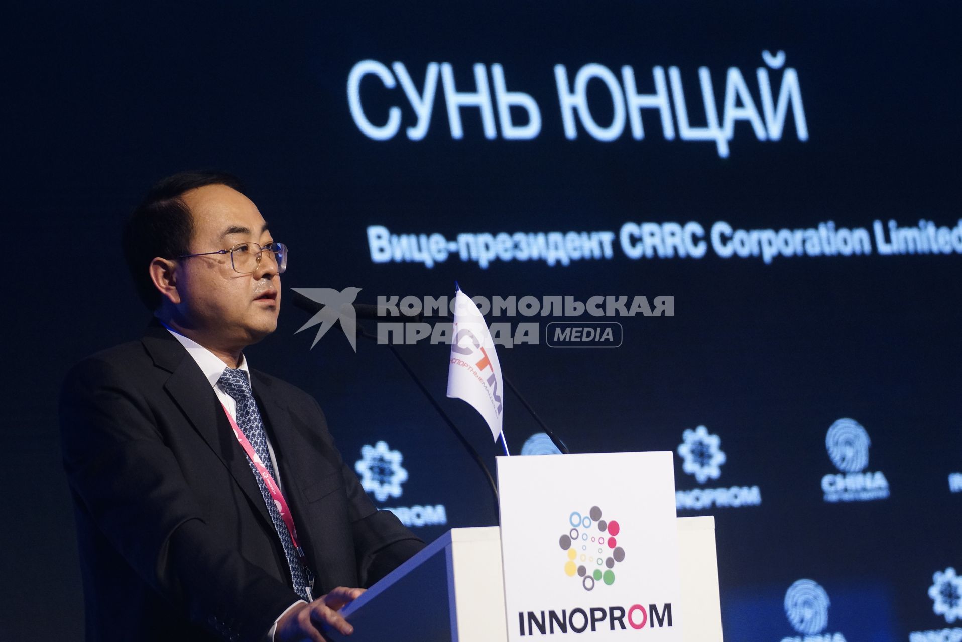 Сунь Юнцай - вие-президент crrc corporation limited  во время обсуждения создания высокоскоростной магистрали \"Москва-Пекин\" на выставке \"Иннопром - 2015\" . Екатеринбург