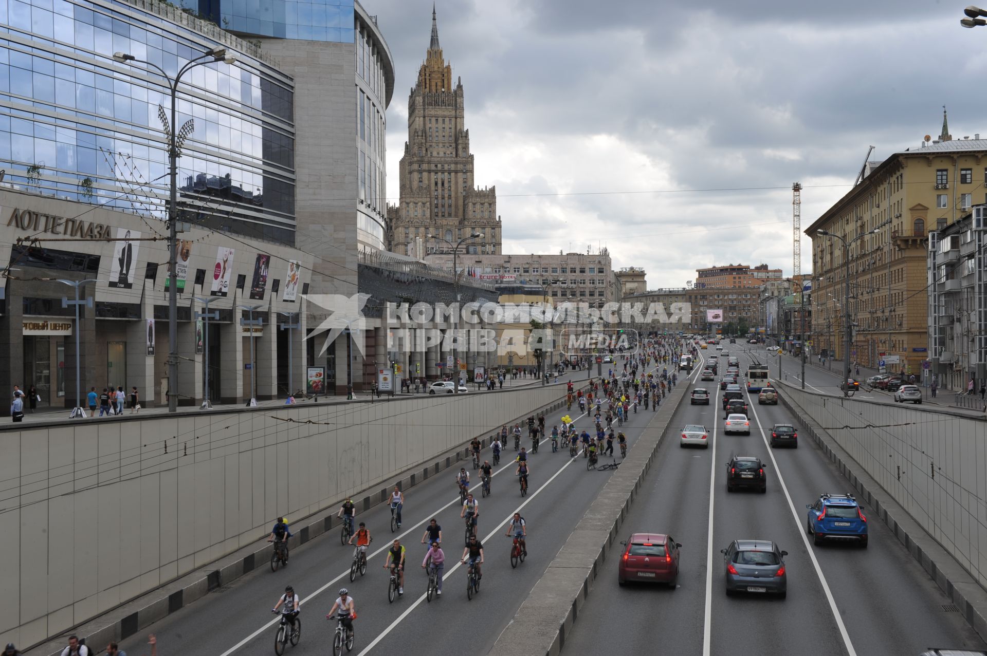 Москва.  Участники V Московского велопарада на Садовом кольце.