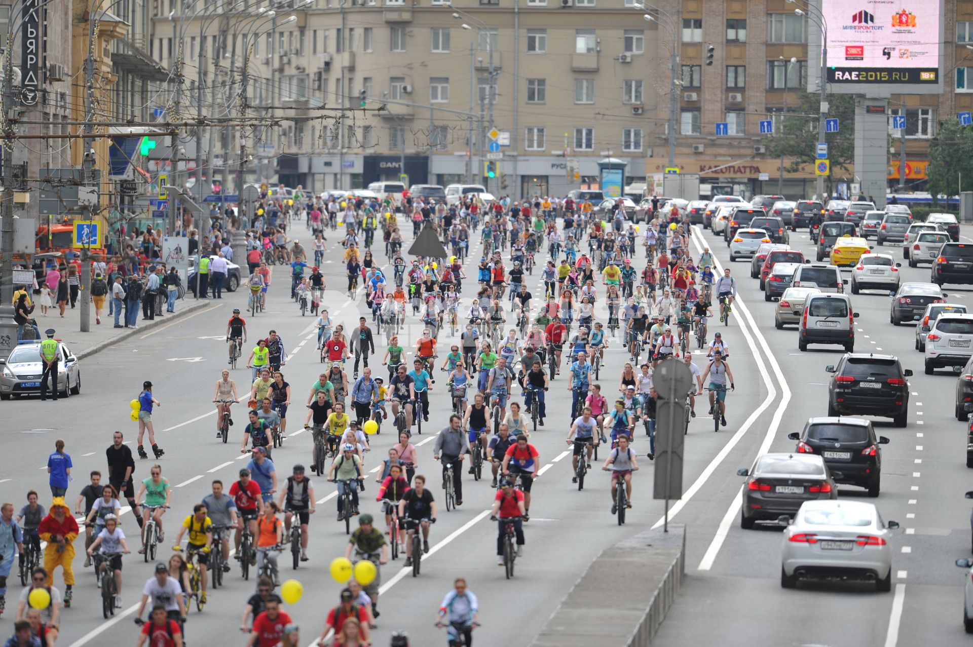 Москва.  Участники V Московского велопарада на Садовом кольце.