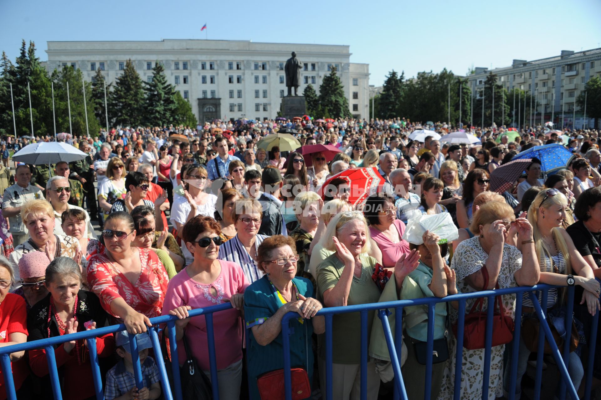 Украина. Луганск. Местные жители во время концерта И.Кобзона на площади Героев Великой Отечественной войны.