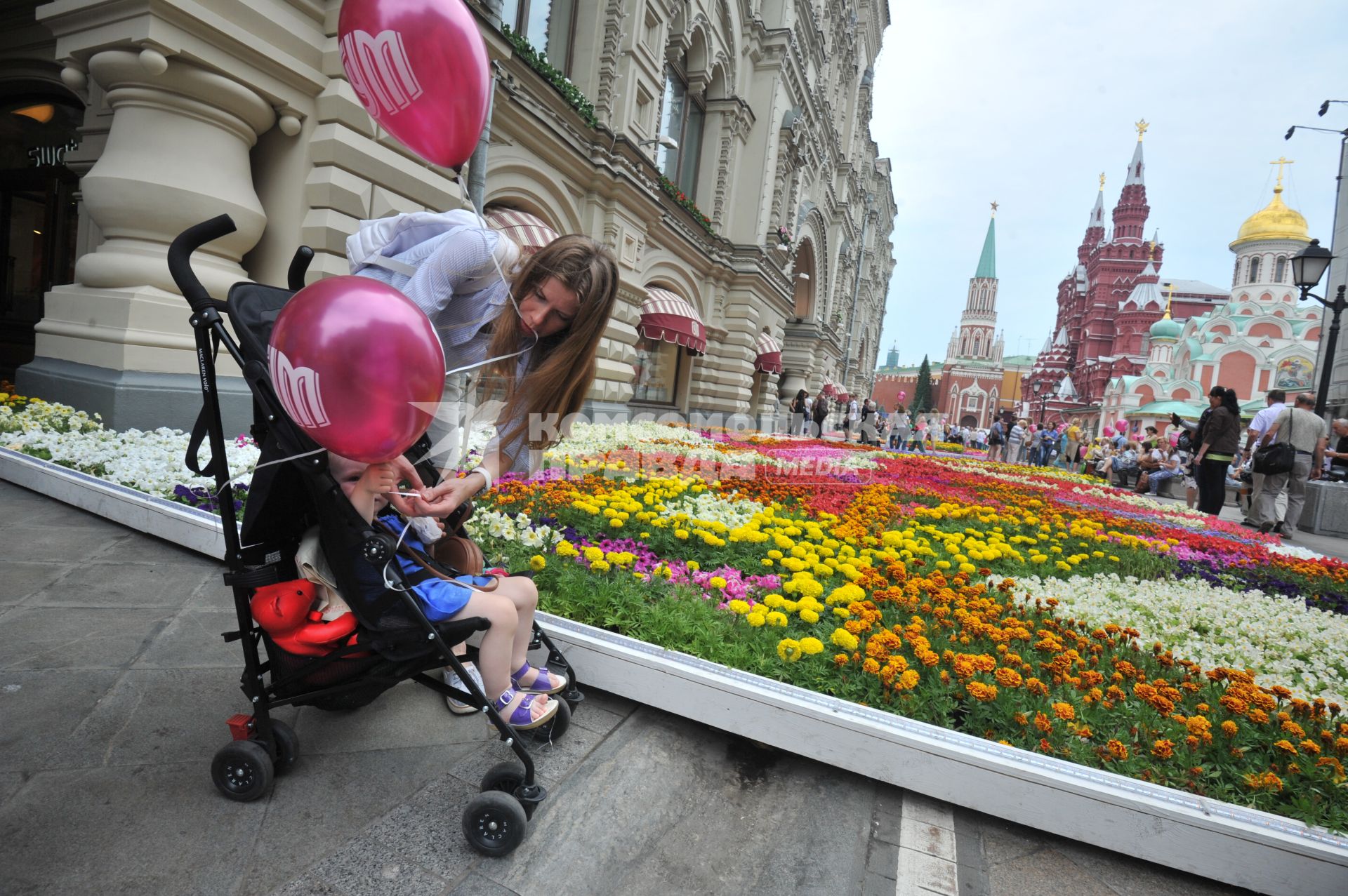 Москва. Клумбы у здания ГУМа, установленные в рамках Фестиваля цветов.