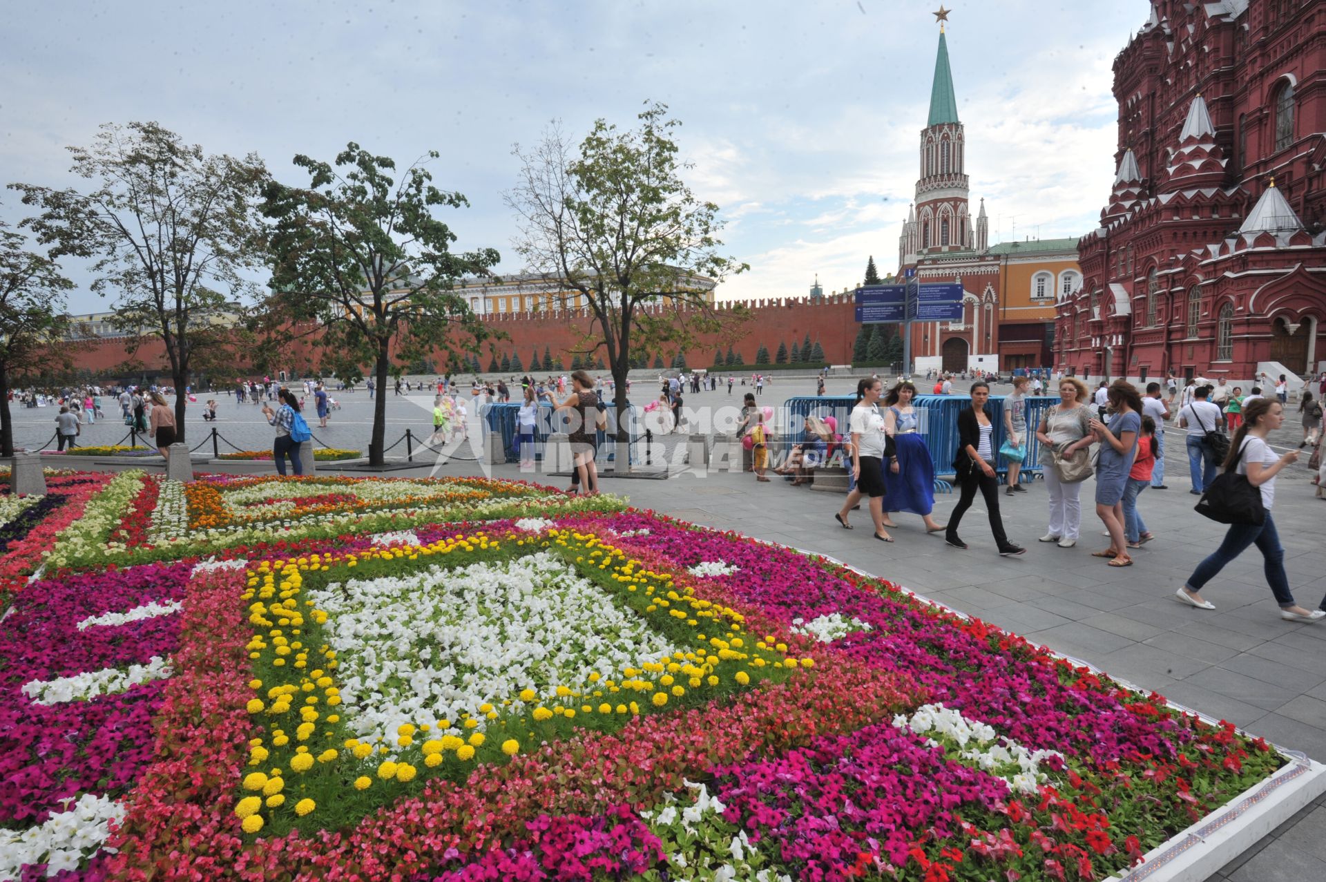 Москва. Клумбы у здания ГУМа, установленные в рамках Фестиваля цветов.