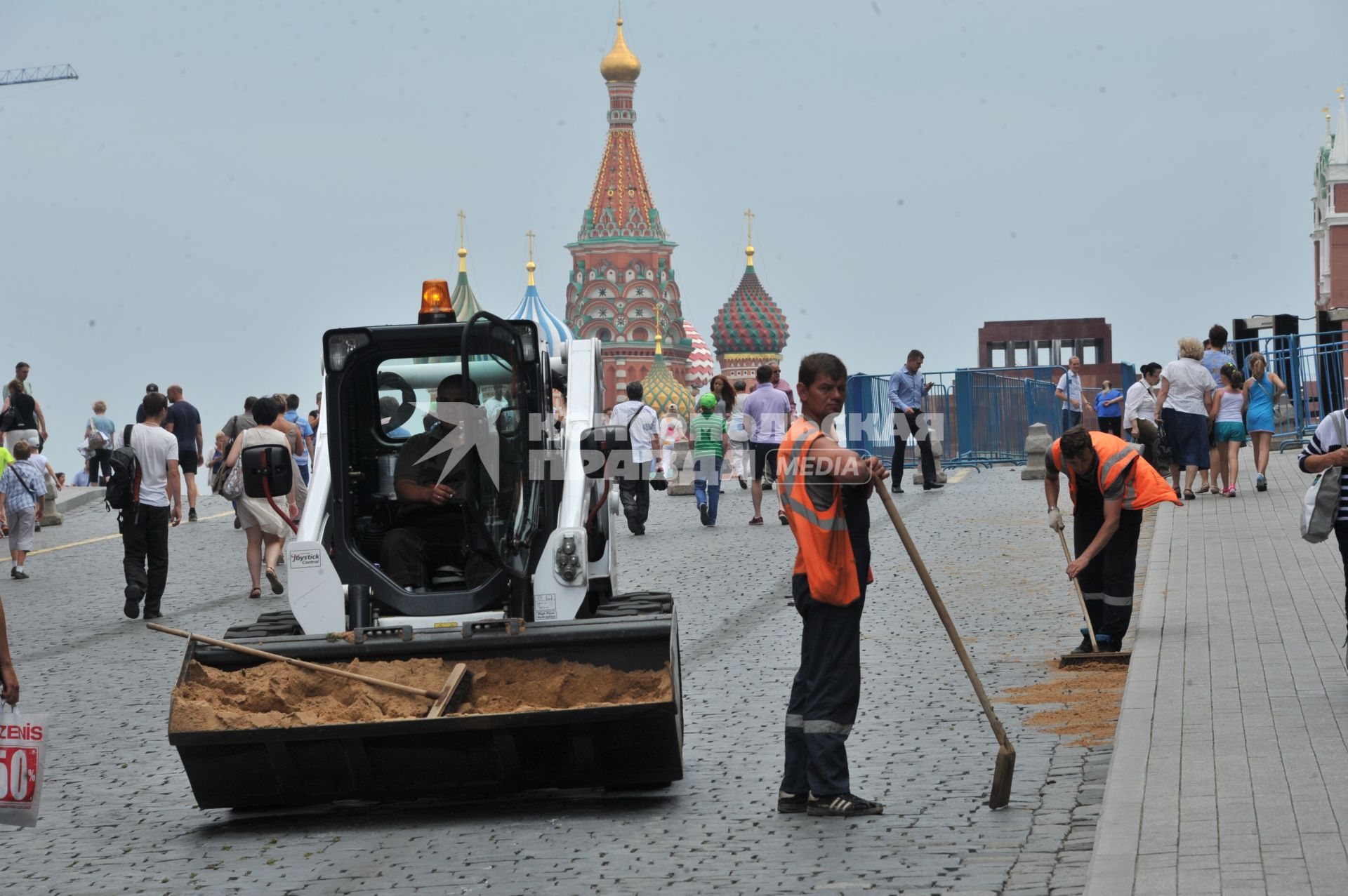 Москва. Ремонтные работы по замене брусчатки на Красной площади.