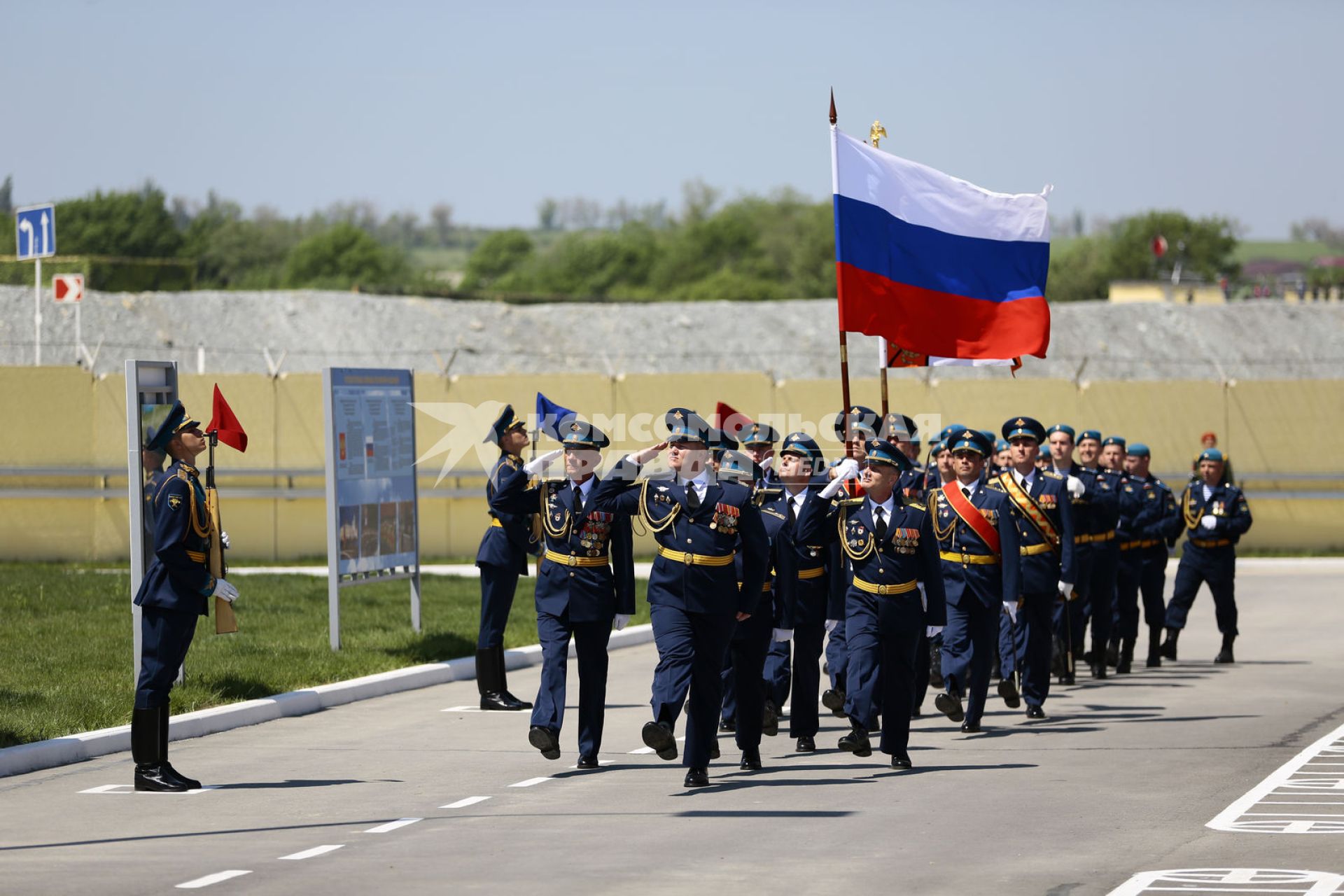 Краснодарский край, пос. Раевский. Десантники 7-й гвардейской Краснознаменной десантно-штурмовой (горной) дивизии во время церемонии вручения ордена Суворова.