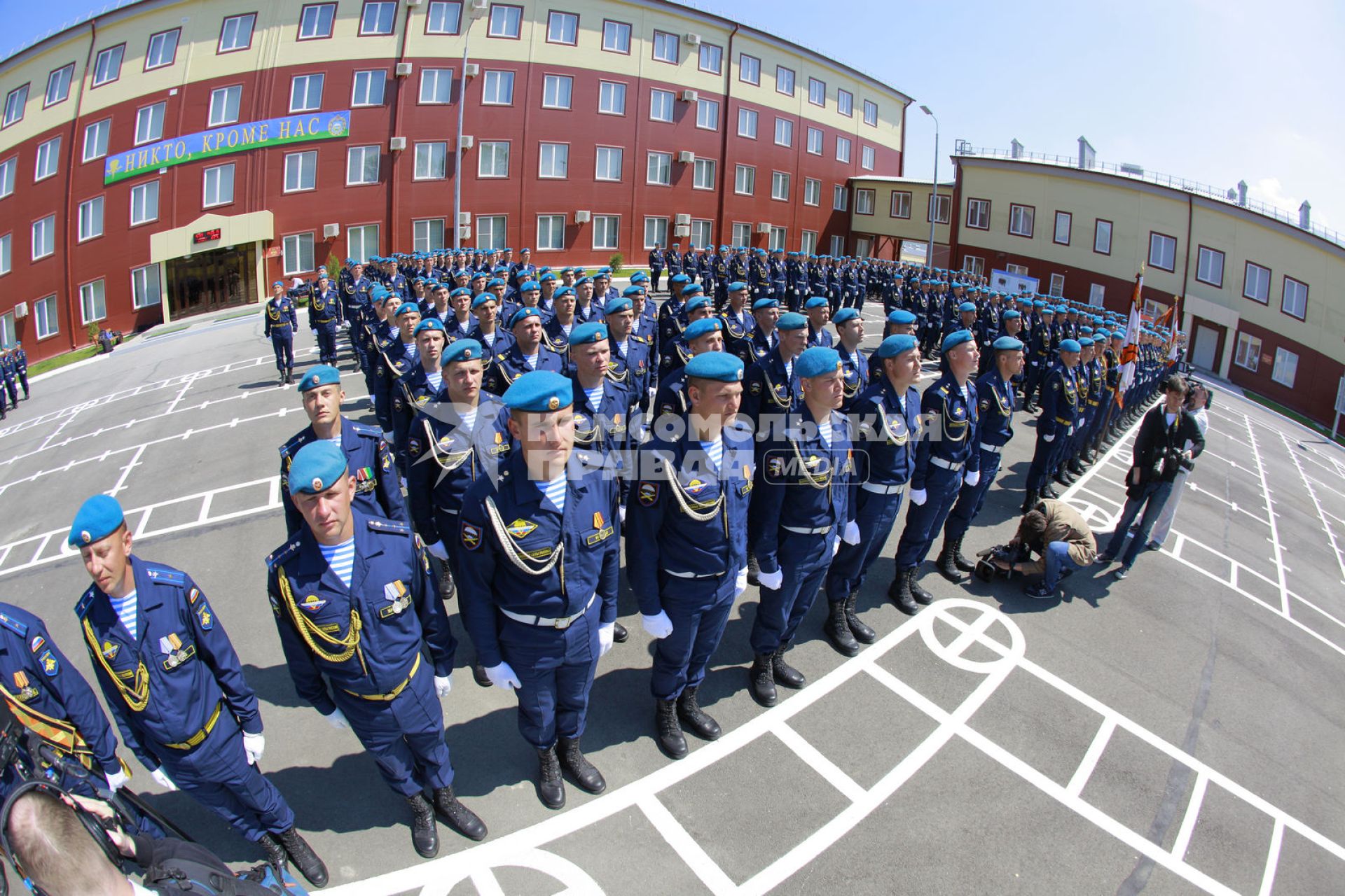 Краснодарский край, пос. Раевский. Десантники 7-й гвардейской Краснознаменной десантно-штурмовой (горной) дивизии во время церемонии вручения ордена Суворова.