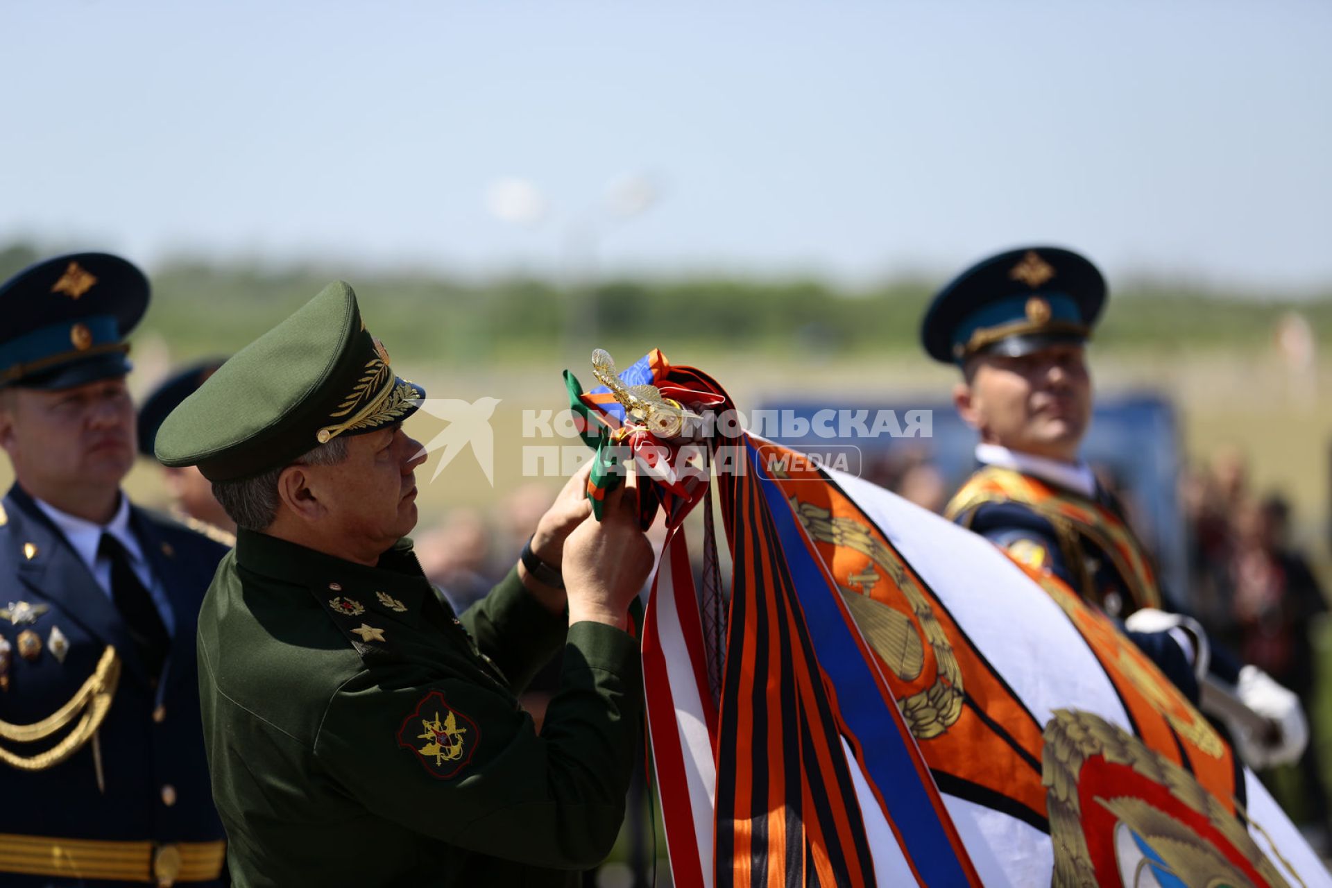 Краснодарский край, пос. Раевский. Министр обороны РФ генерал армии Сергей Шойгу прикрепляет орден Суворова на знамя 7-й гвардейской Краснознаменной десантно-штурмовой (горной) дивизии.