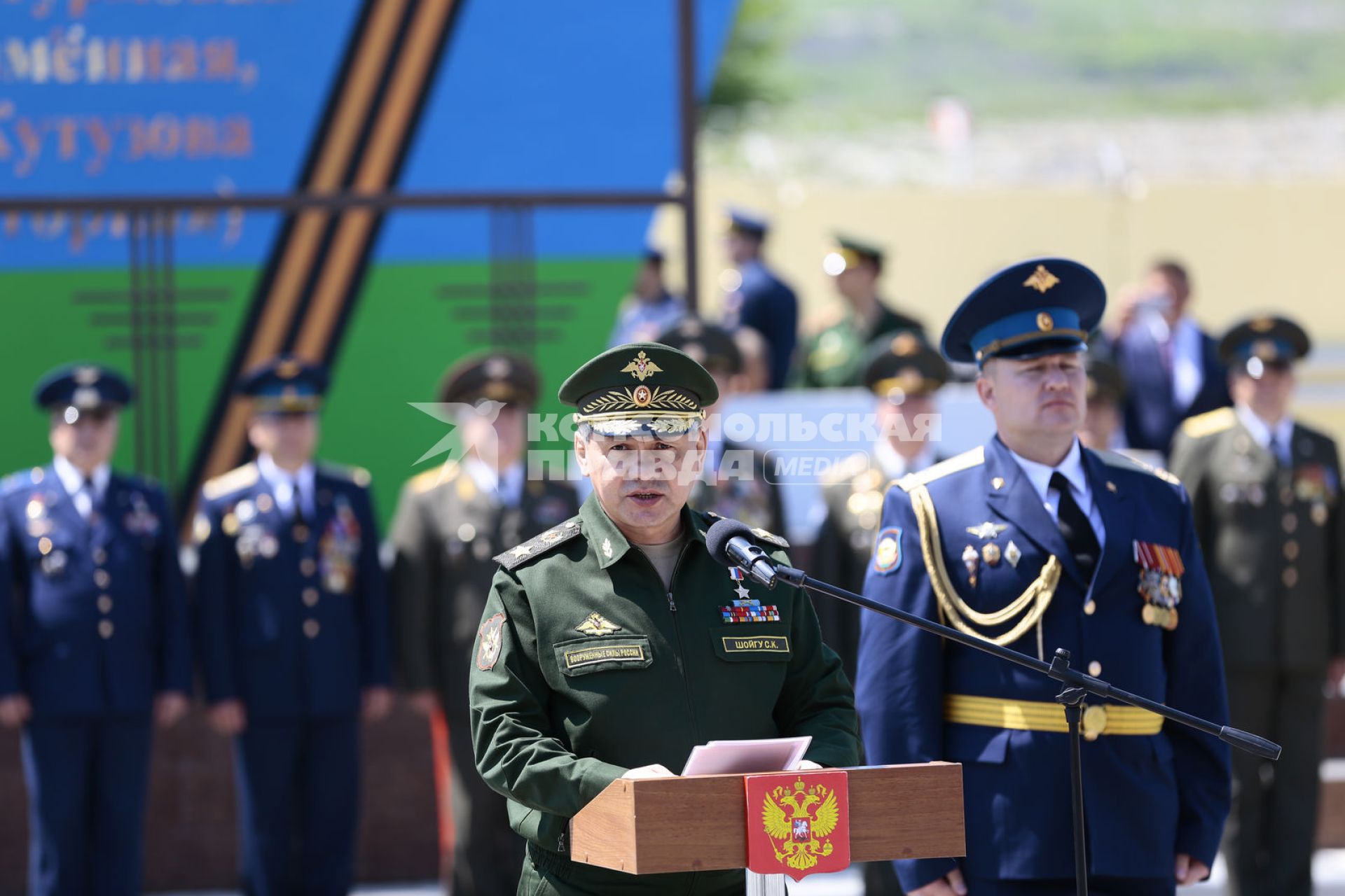 Краснодарский край, пос. Раевский. Министр обороны РФ генерал армии Сергей Шойгу во время церемонии вручения ордена Суворова 7-й гвардейской Краснознаменной десантно-штурмовой (горной) дивизии.