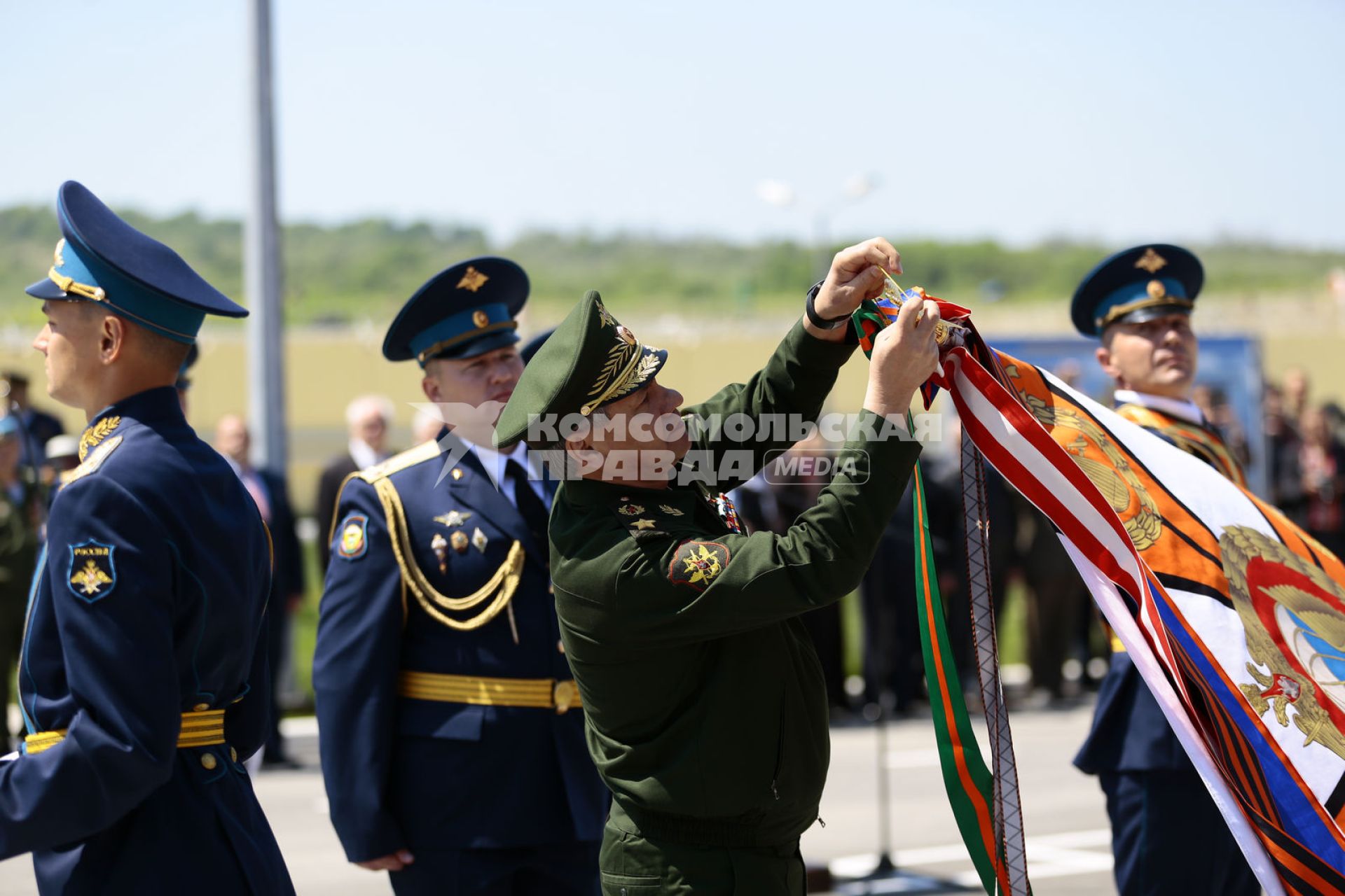 Краснодарский край, пос. Раевский. Министр обороны РФ генерал армии Сергей Шойгу прикрепляет орден Суворова на знамя 7-й гвардейской Краснознаменной десантно-штурмовой (горной) дивизии.