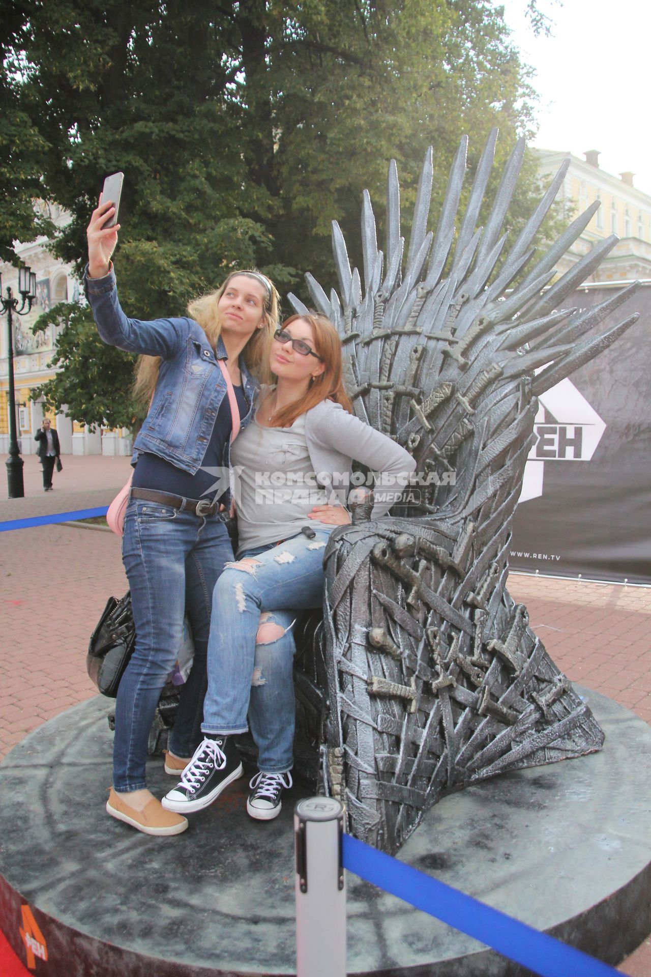 Нижний Новгород. В центре города установили копию трона из `Игры престолов`, на котором может сфотографироваться любой желающий.