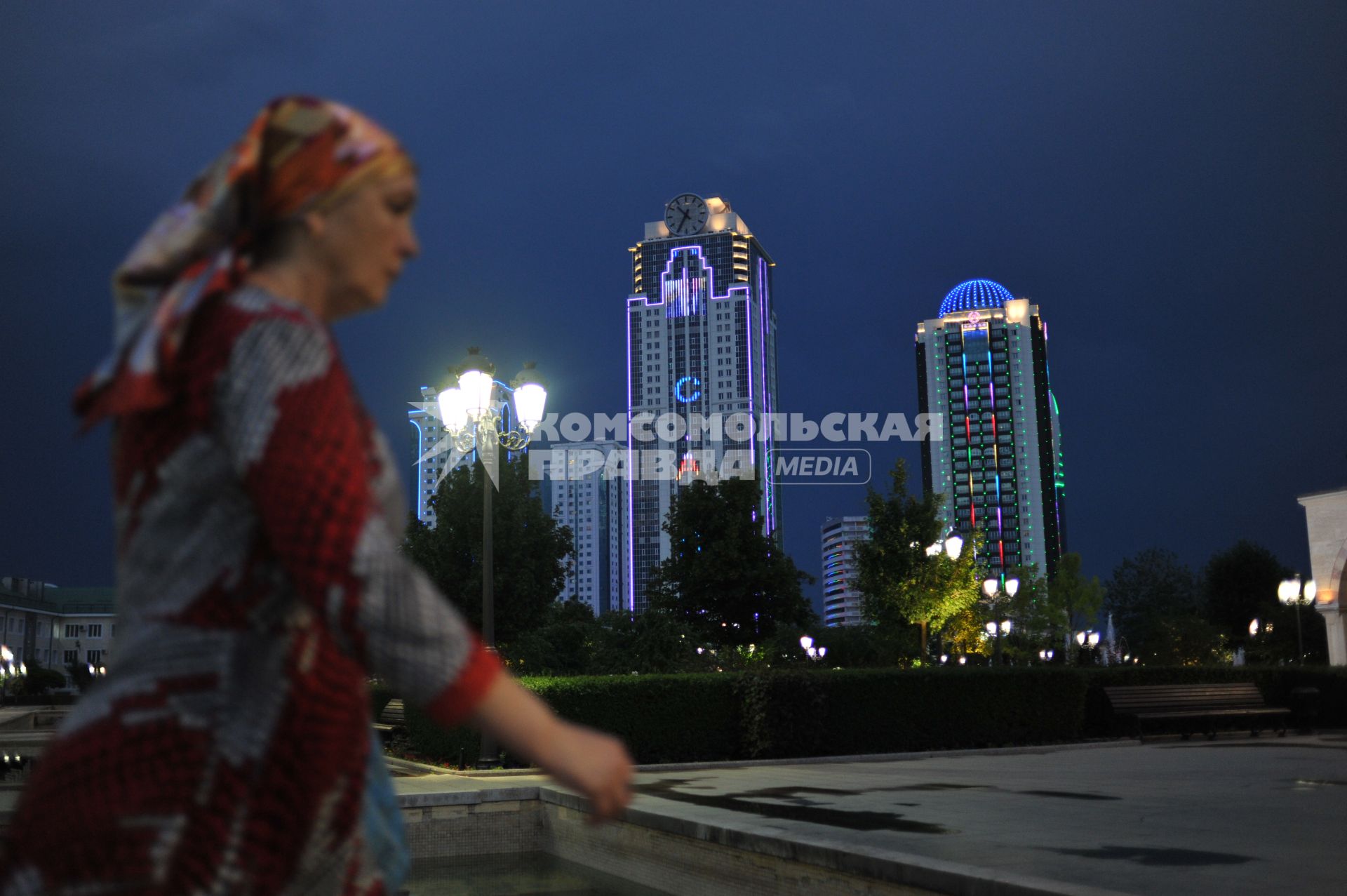 Виды Грозного. Ночное освещение комплекса высотных зданий `Грозный-Сити`.