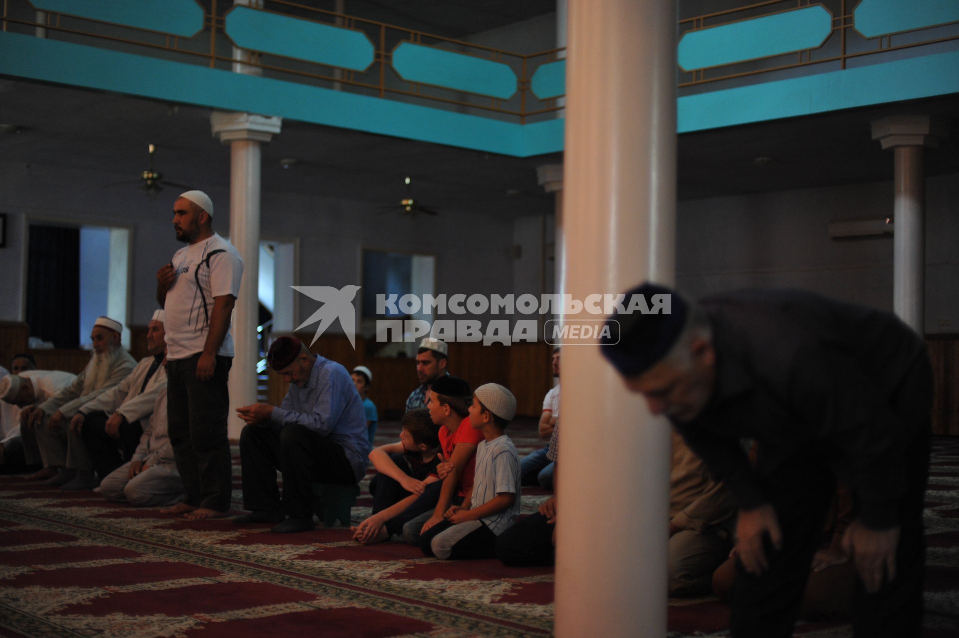Чечня. Гудермесский район. п.Ойсхара. Чеченские мужчины во время молитвы в мечети.