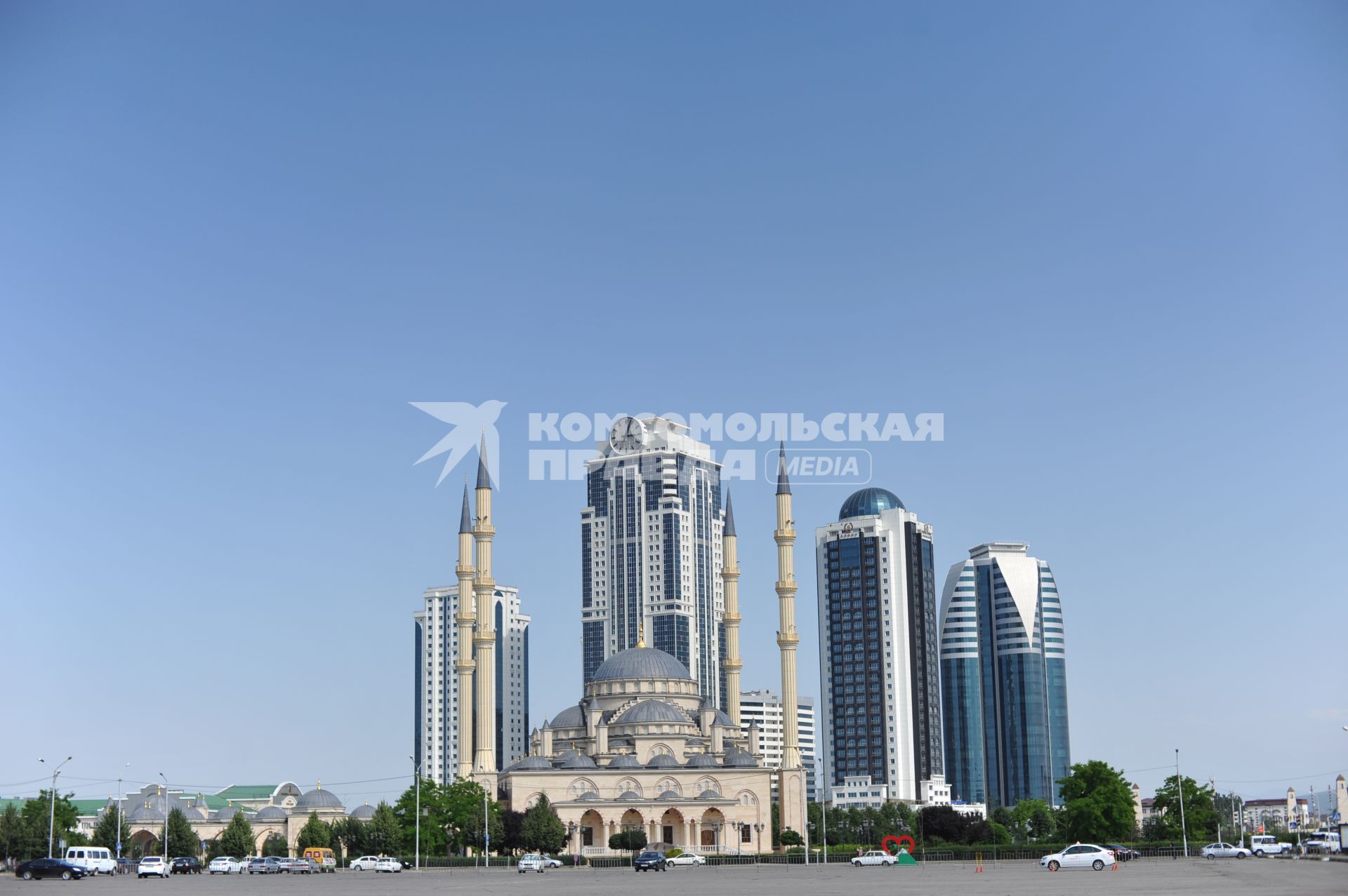 Виды Грозного. Комплекс высотных зданий `Грозный-Сити` и мечеть `Сердце Чечни` имени Ахмата Кадырова.