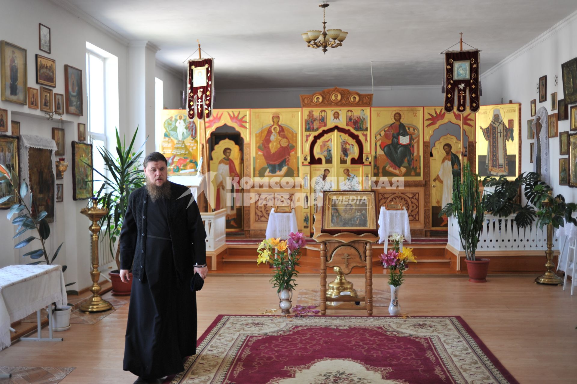 Чечня. Станица Наурская. Священник в православном храме.