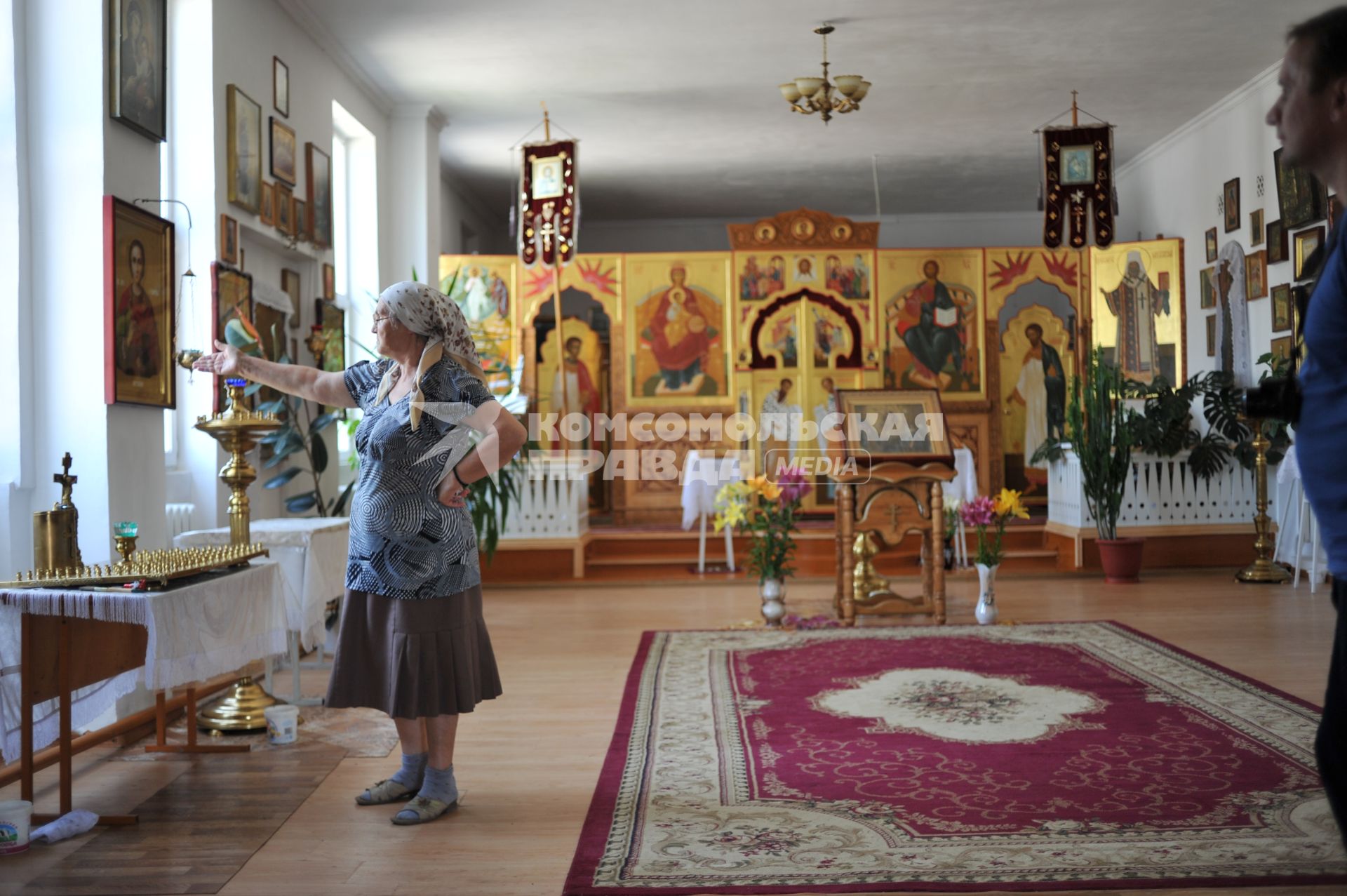 Чечня. Станица Наурская. Прихожанка в православном храме.