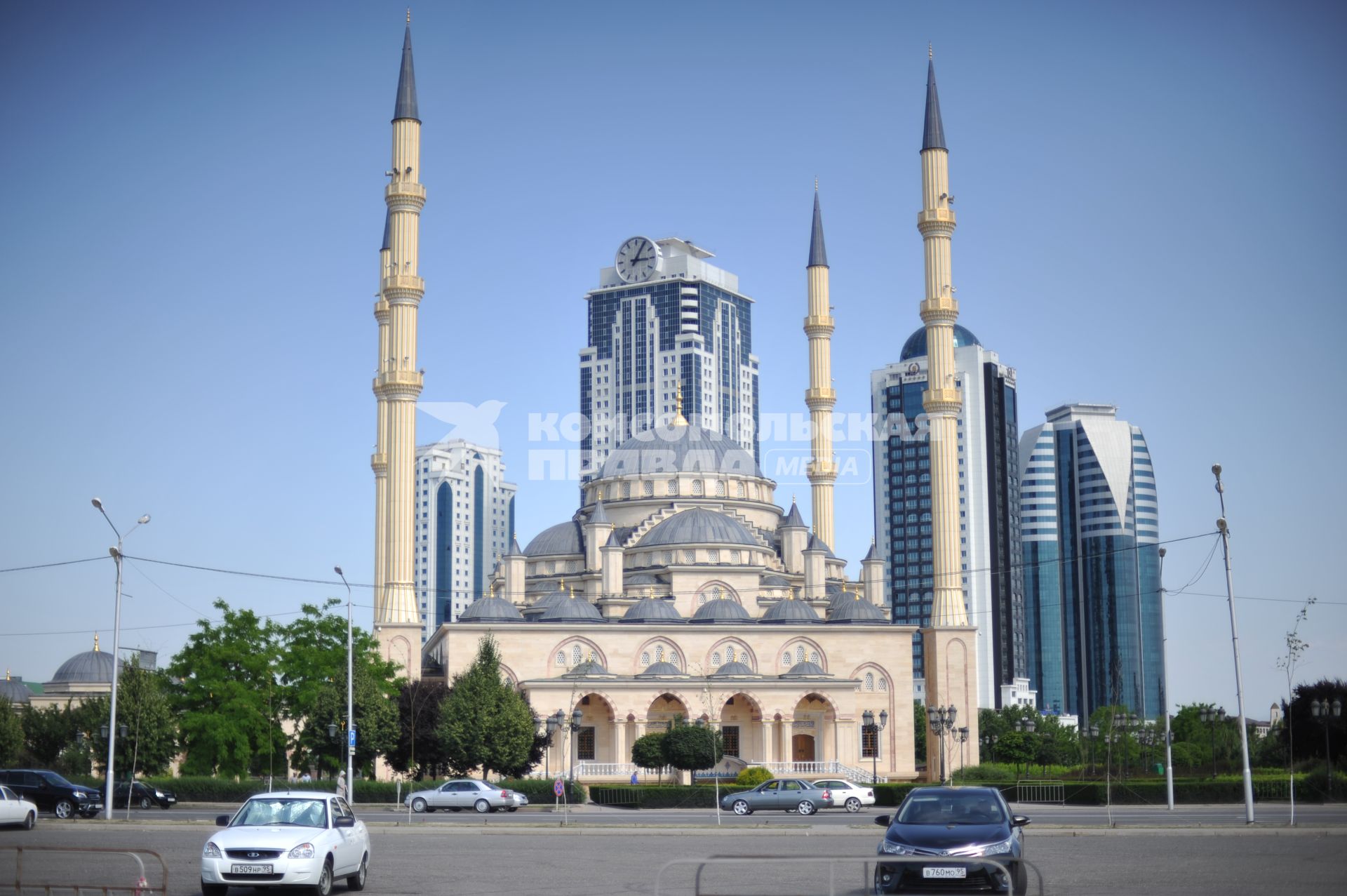 Виды Грозного. Комплекс высотных зданий `Грозный-Сити` и мечеть `Сердце Чечни` имени Ахмата Кадырова.