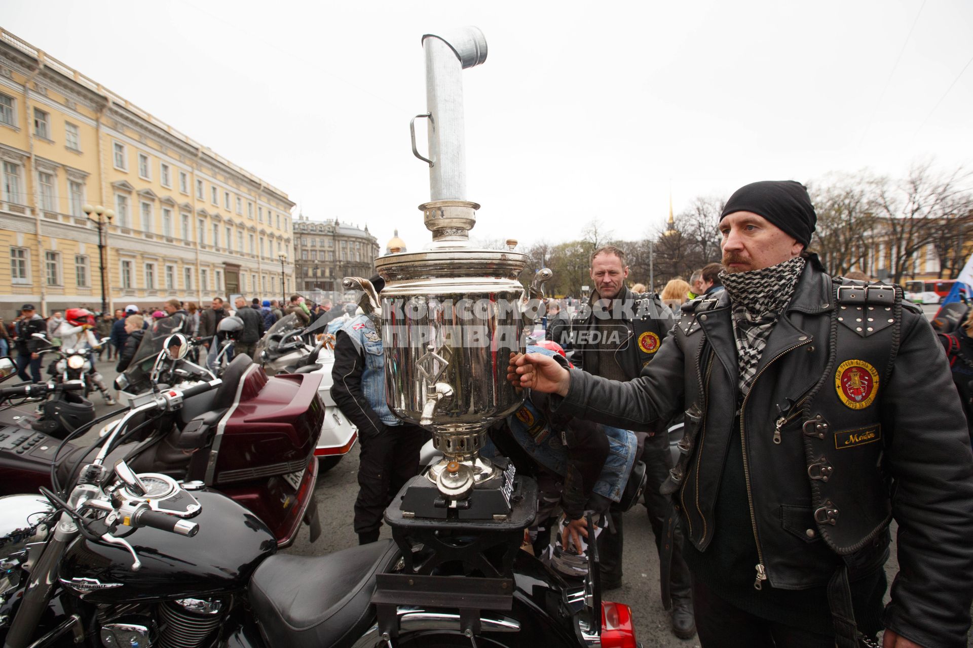 Санкт-Петербург. Сбор байкеров на Дворцовой площади во время открытия мотосезона.