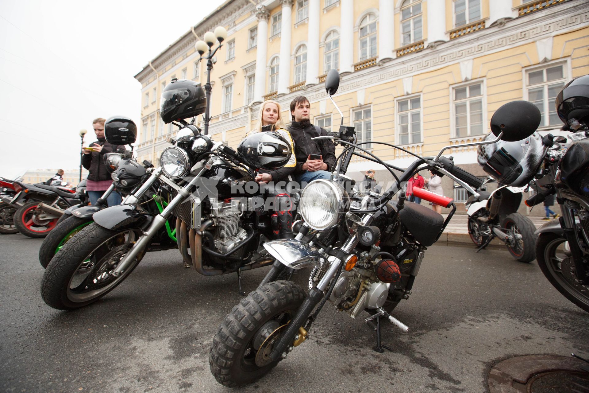 Санкт-Петербург. Сбор байкеров на Дворцовой площади во время открытия мотосезона.
