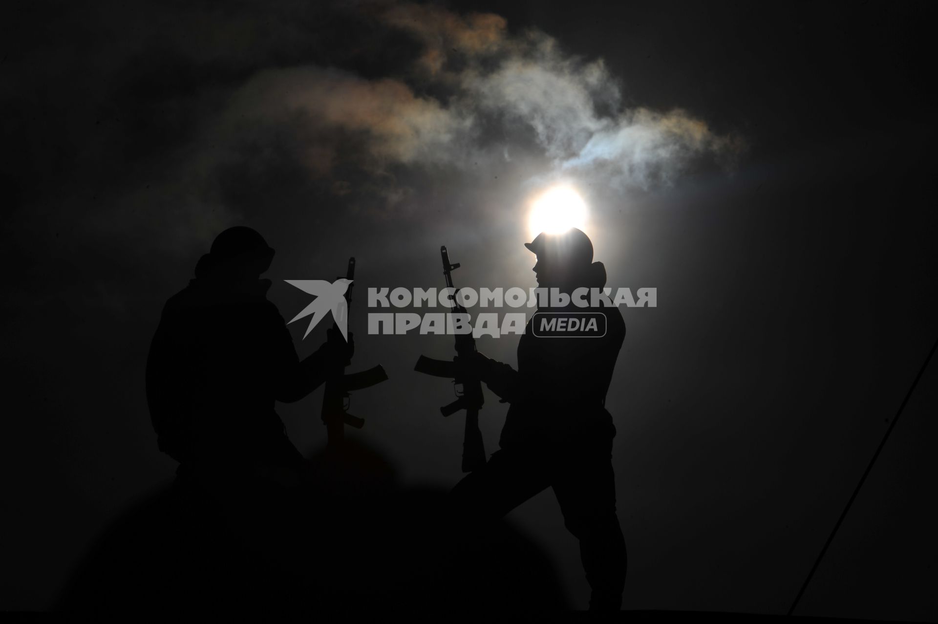 Мурманская область. п.Североморск-3. Военнослужащие на посту во время солнечного затмения.