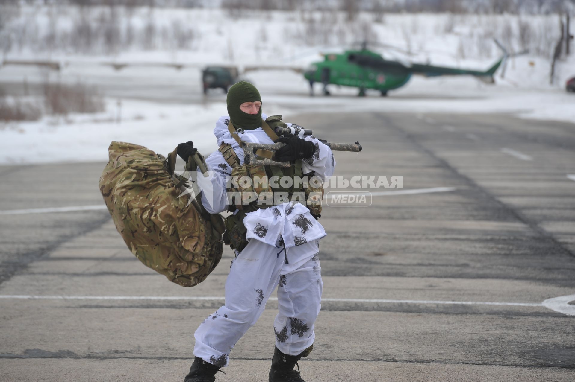 Мурманская область. п.Североморск-3. Десантник на территории военного аэродрома.