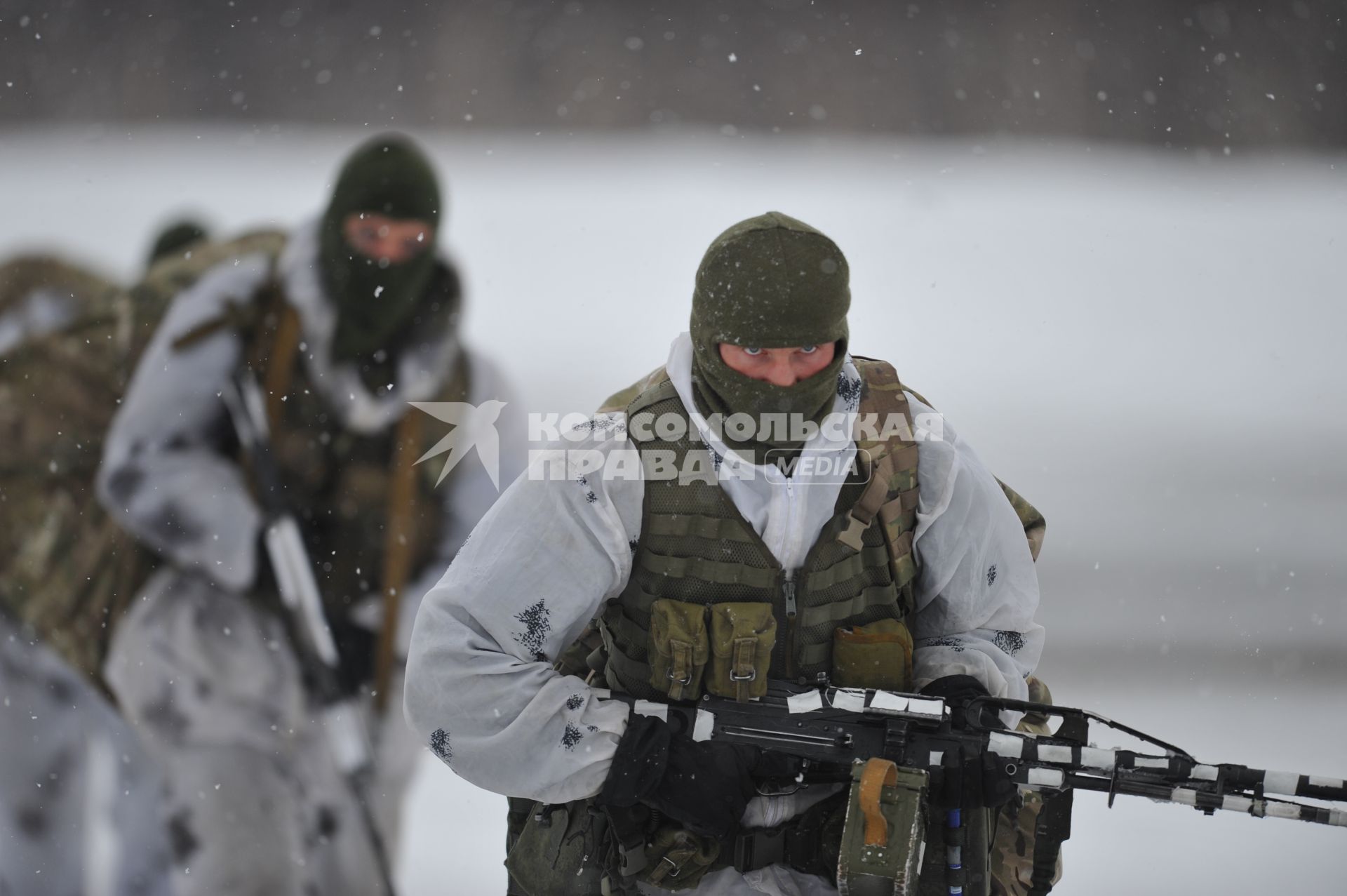 Мурманская область. п.Североморск-3. Десантники садятся на борт вертолета Ми-26.