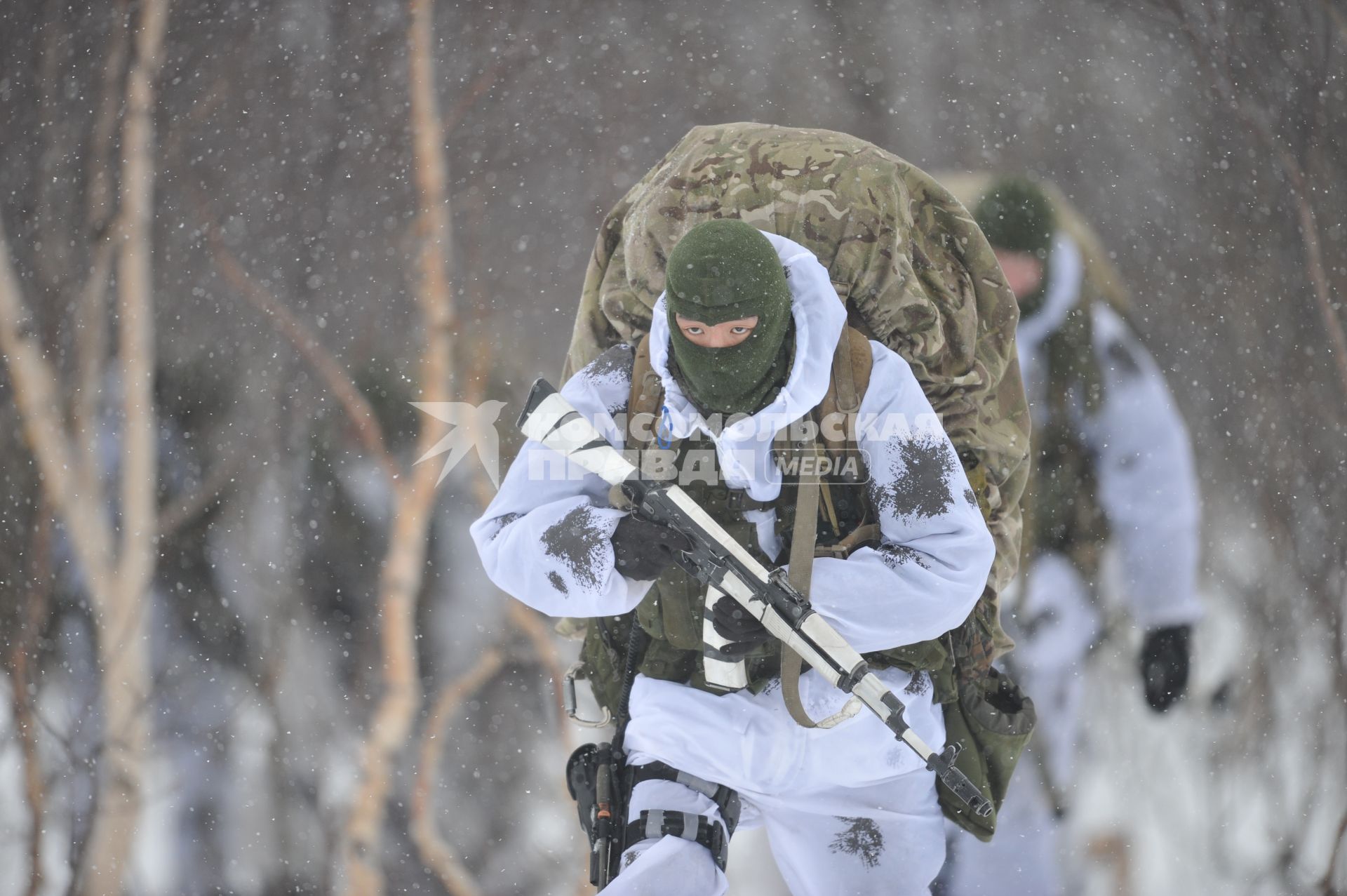 Мурманская область. п.Североморск-3. Десантники на территории военного аэродрома.