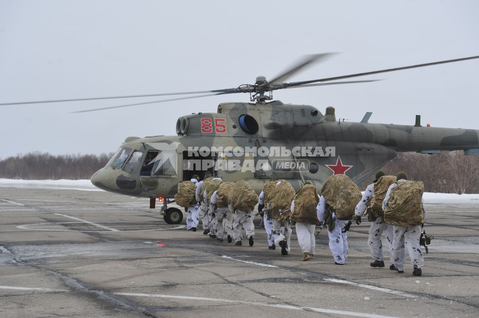 Мурманская область. п.Североморск-3. Десантники садятся на борт вертолета Ми-26.