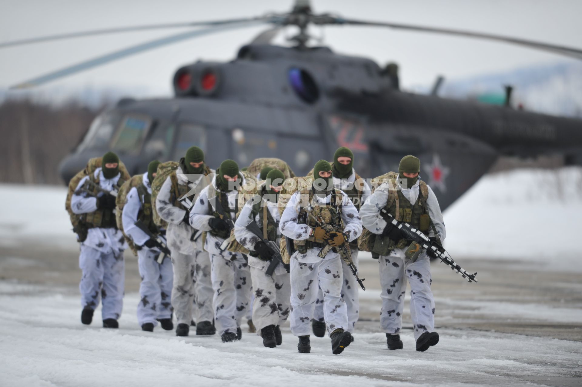 Мурманская область. п.Североморск-3. Десантники садятся на борт вертолета Ми-26.