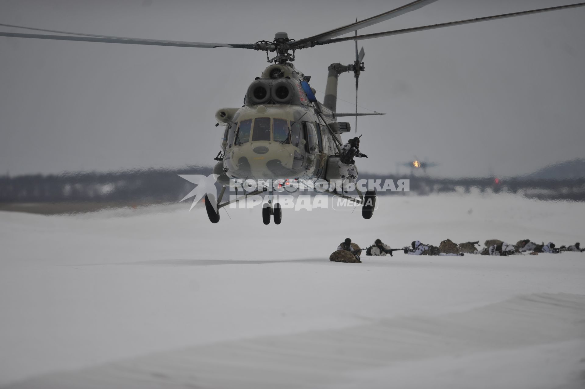 Мурманская область. п.Североморск-3. Военнослужащие десантируются с борта вертолета Ми-26.