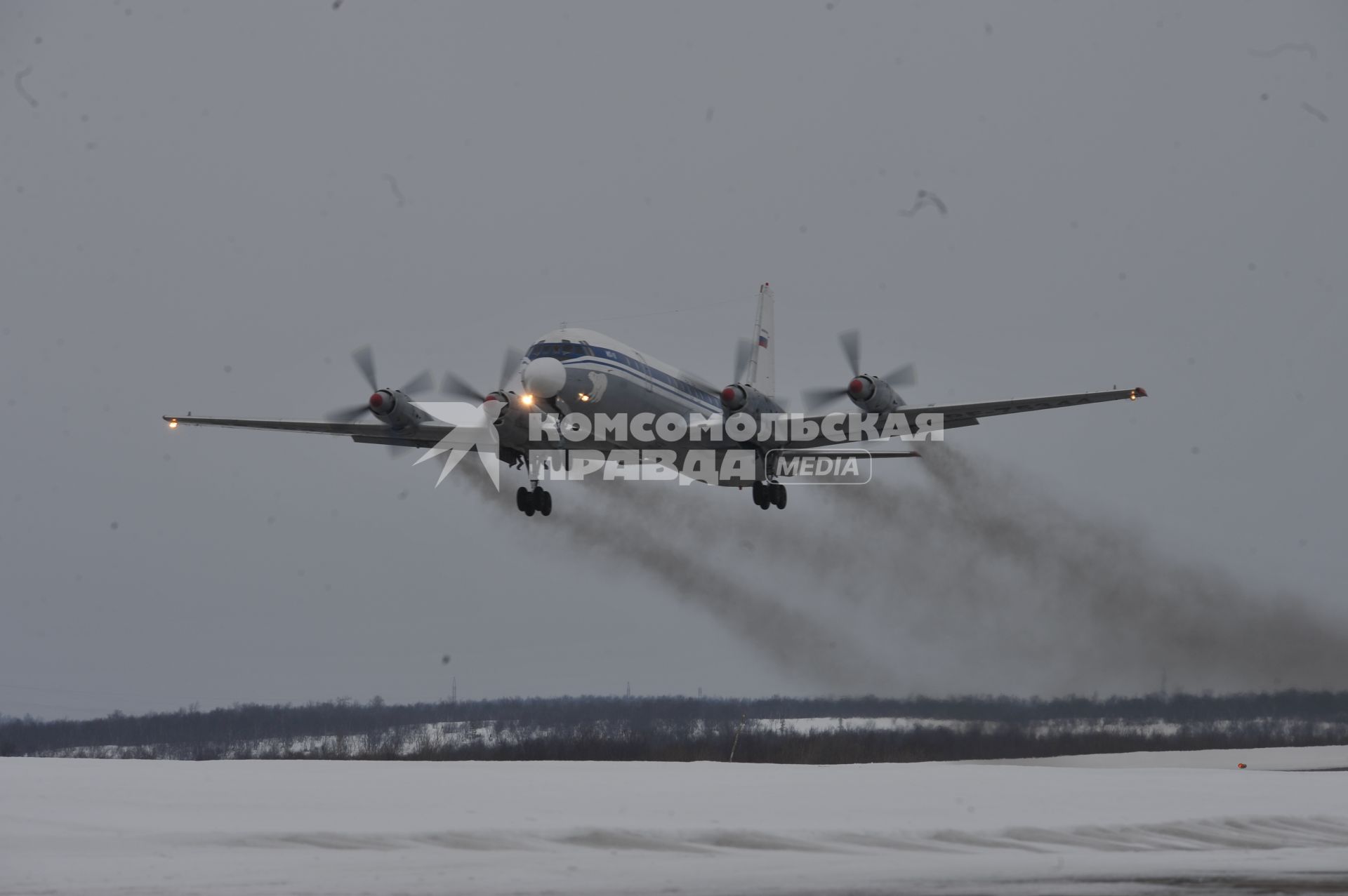 Мурманская область. п.Североморск-3. Самолет Ил-18 во время взлета с военного аэродрома.