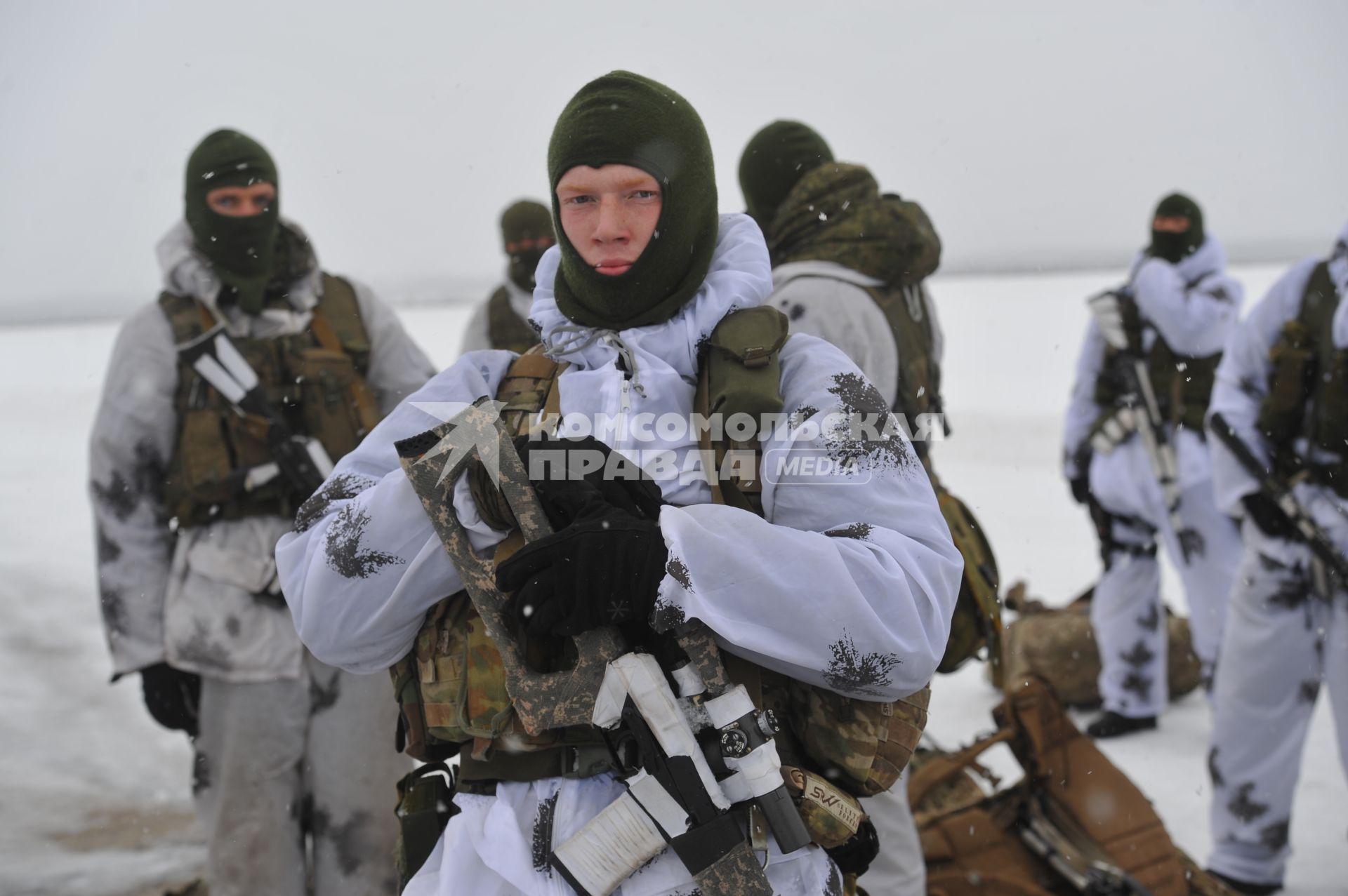 Мурманская область. п.Североморск-3. Десантники на территории военного аэродрома.