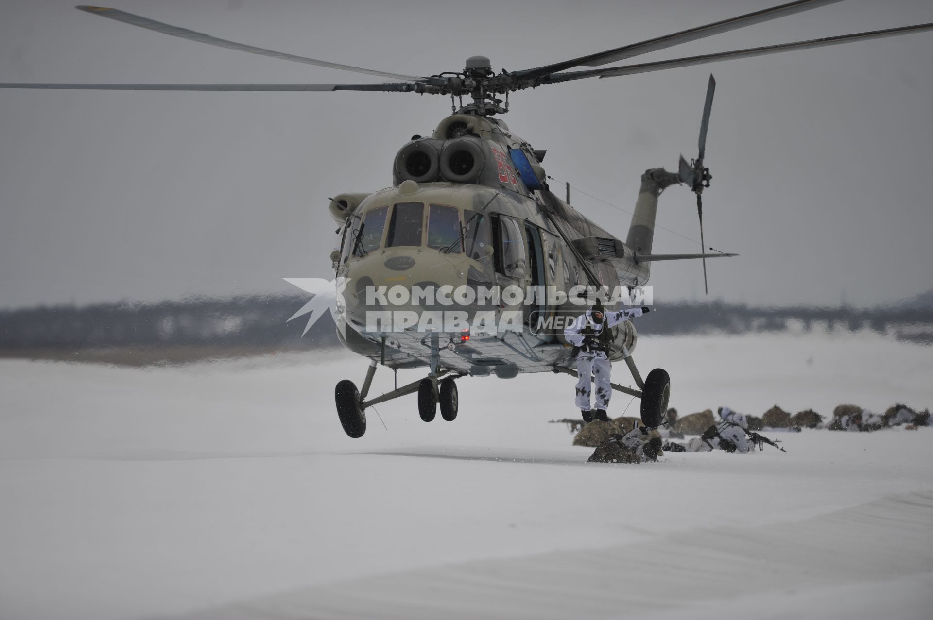 Мурманская область. п.Североморск-3. Военнослужащие десантируются с борта вертолета Ми-26.