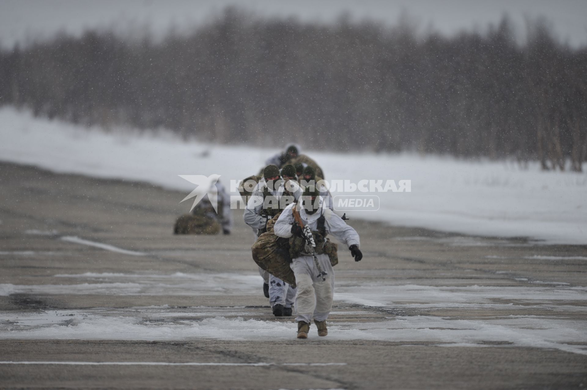 Мурманская область. п.Североморск-3. Десантники садятся на борт вертолета Ми-26.