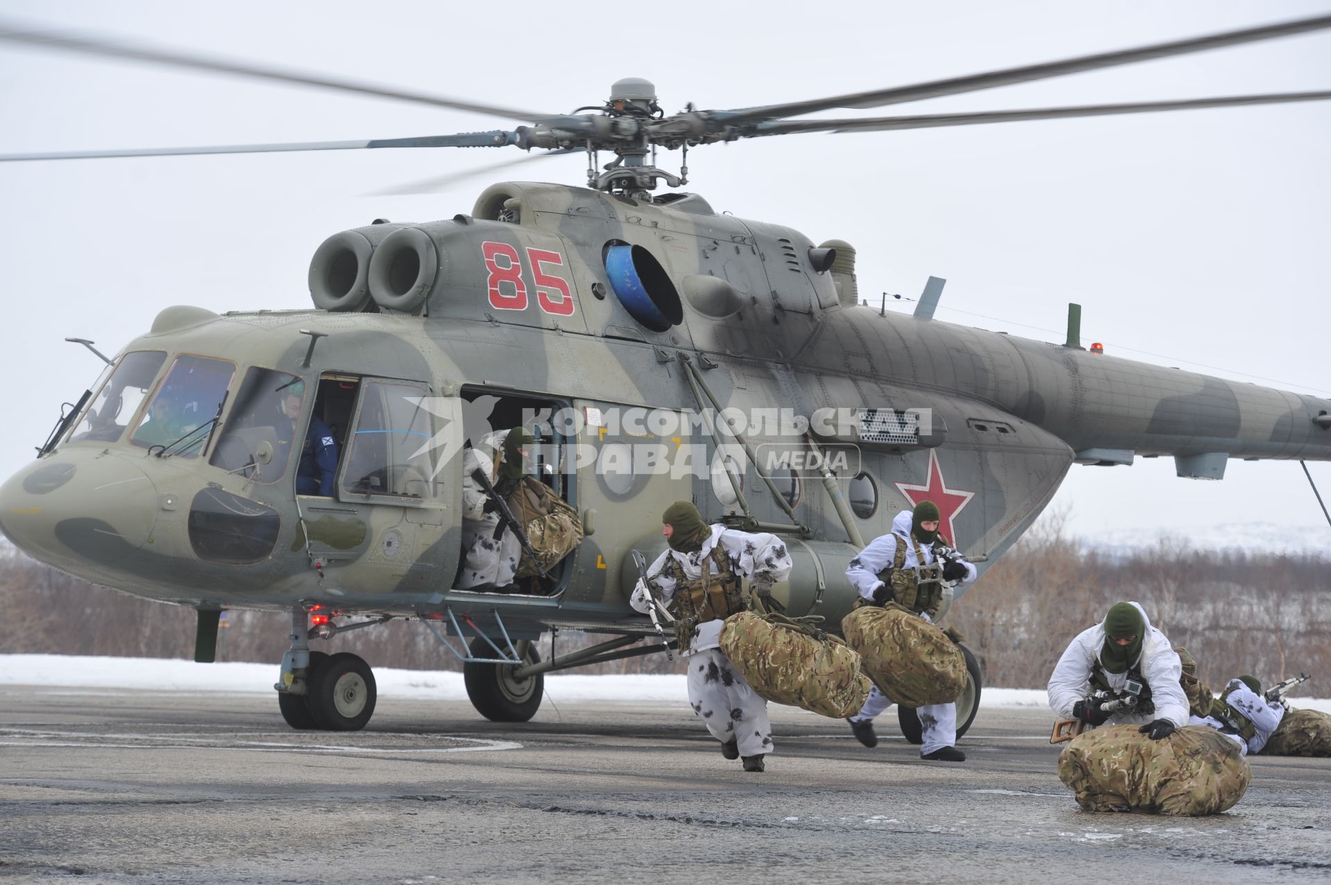 Мурманская область. п.Североморск-3. Десантники садятся на борт вертолета Ми-26.