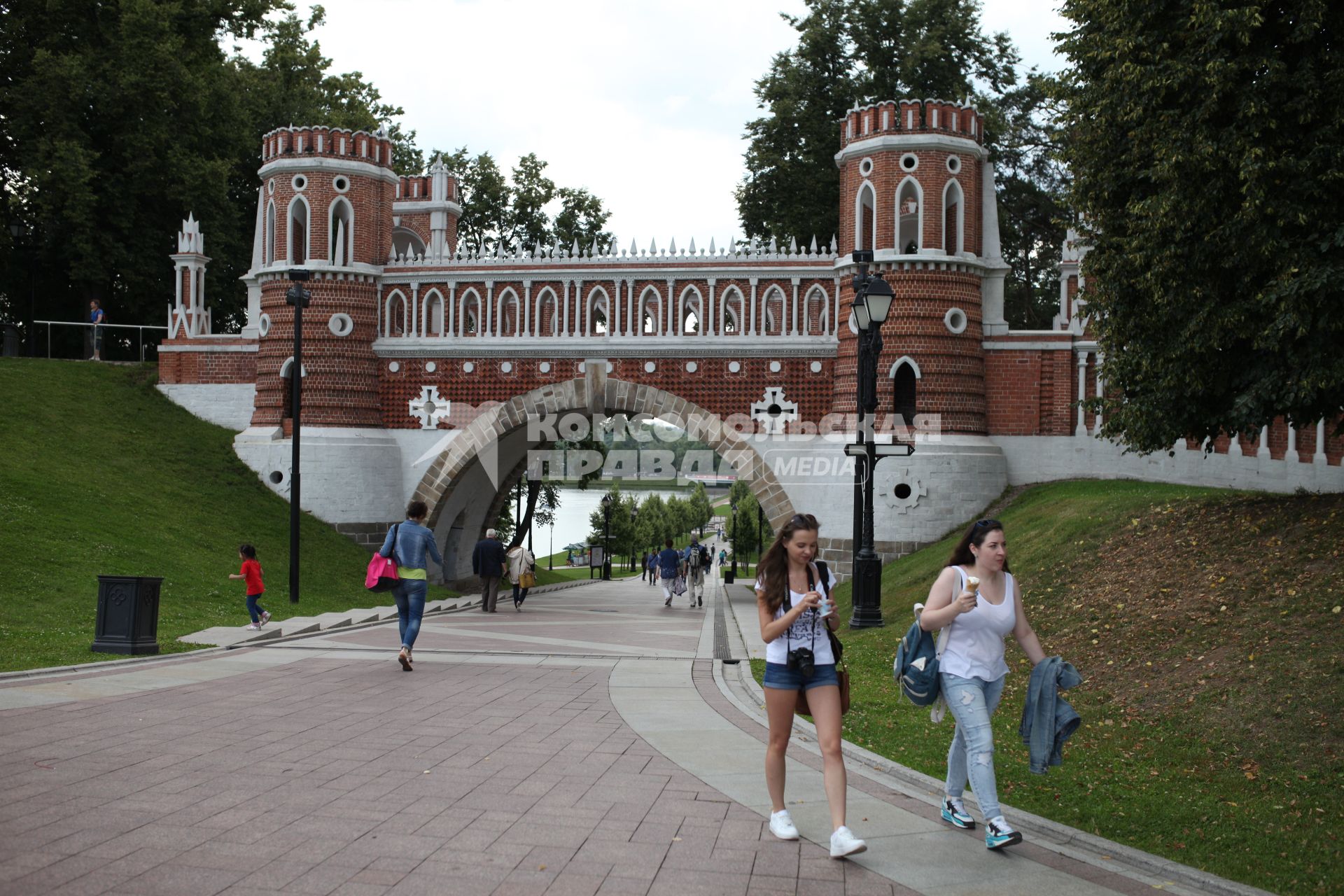 Москва. Люди отдыхают в парке Царицыно.