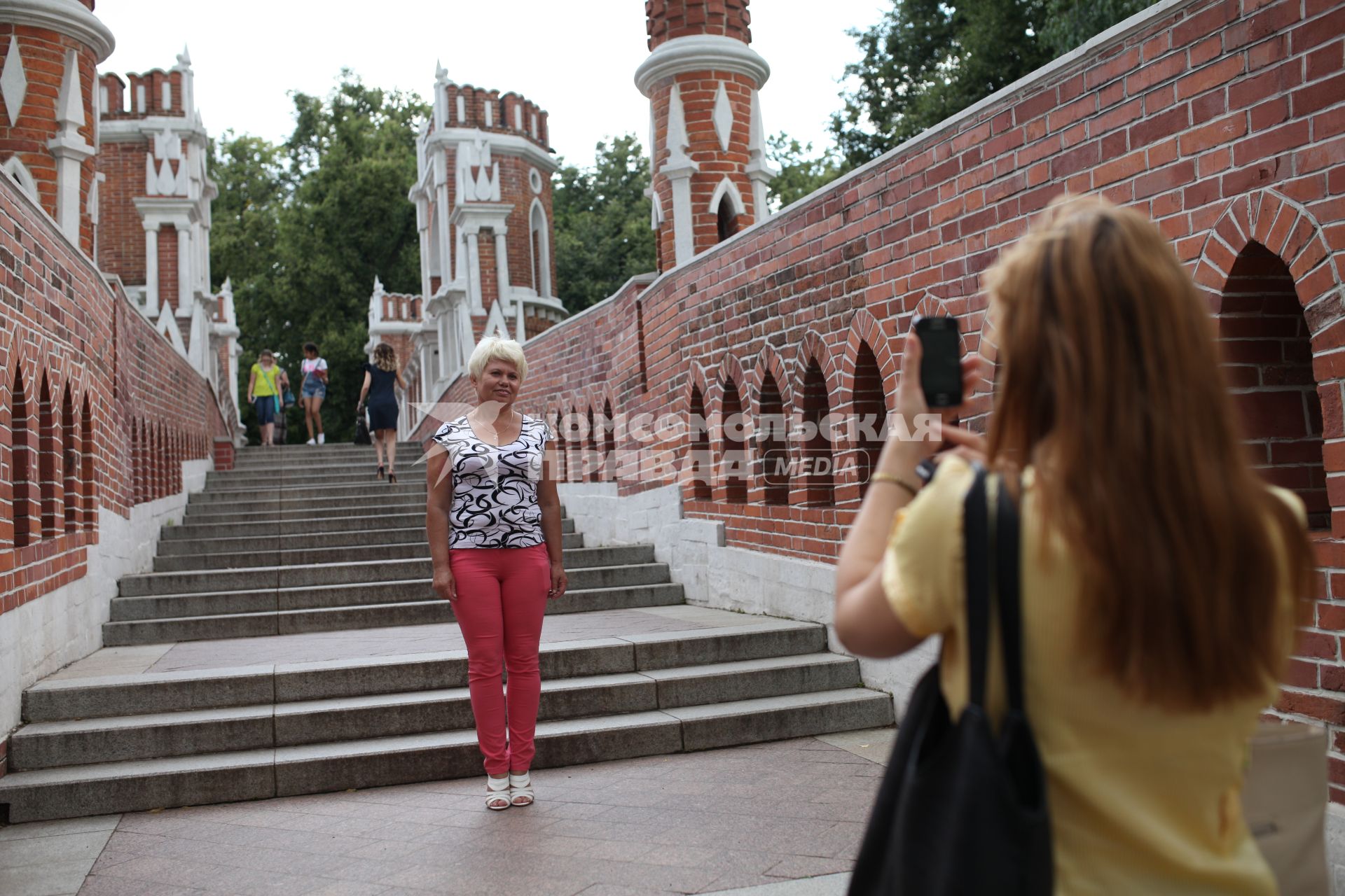 Москва. Женщина фотографируется в музее-заповеднике `Царицыно`.