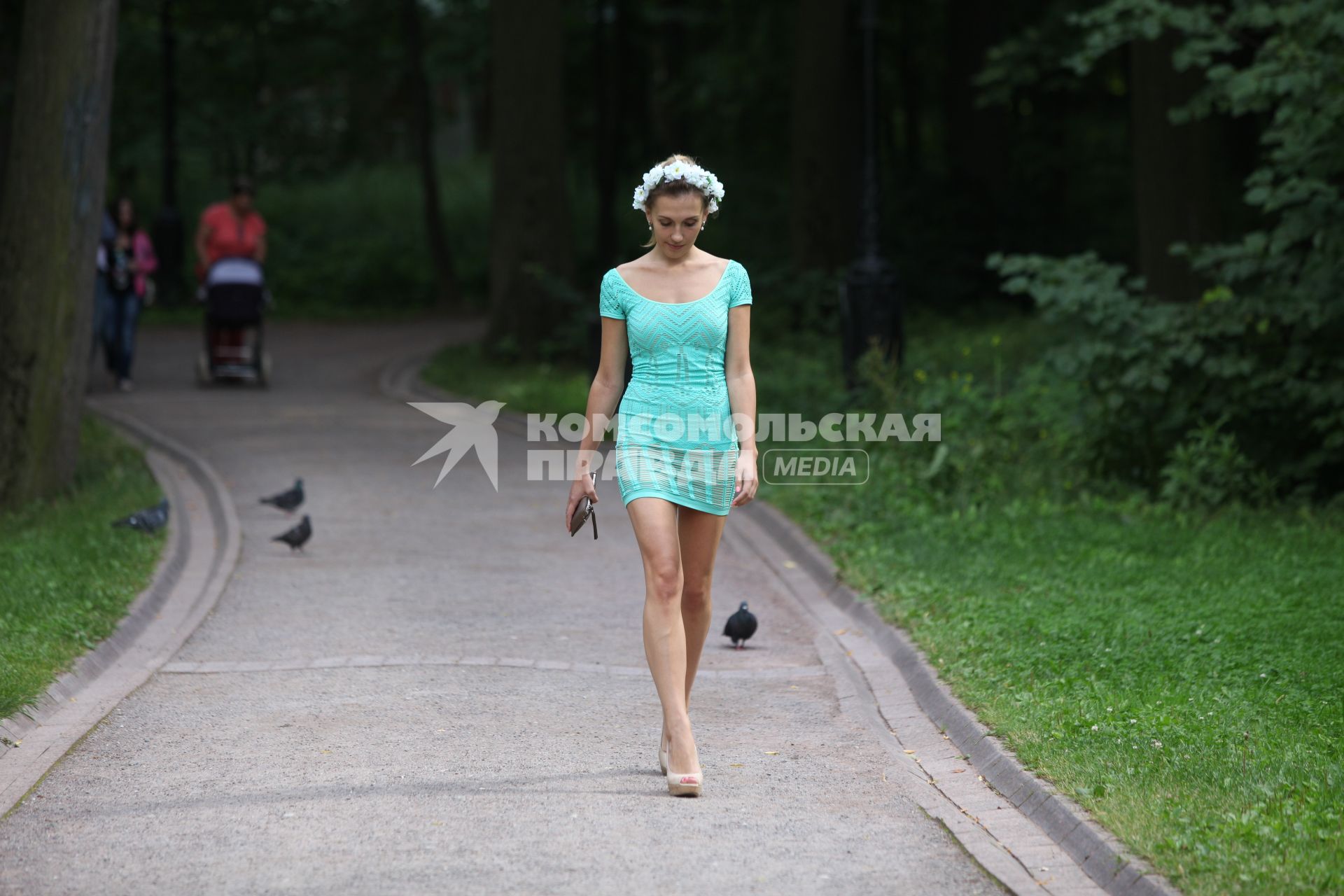 Москва. Девушка идет по дорожке в парке Царицыно.