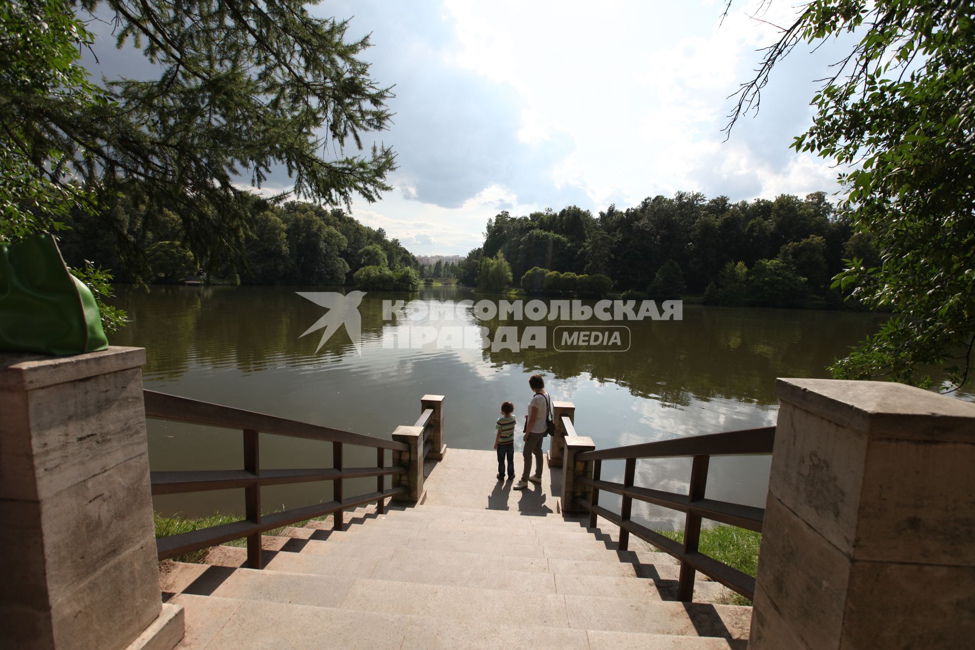 Москва. Люди отдыхают в парке Царицыно.