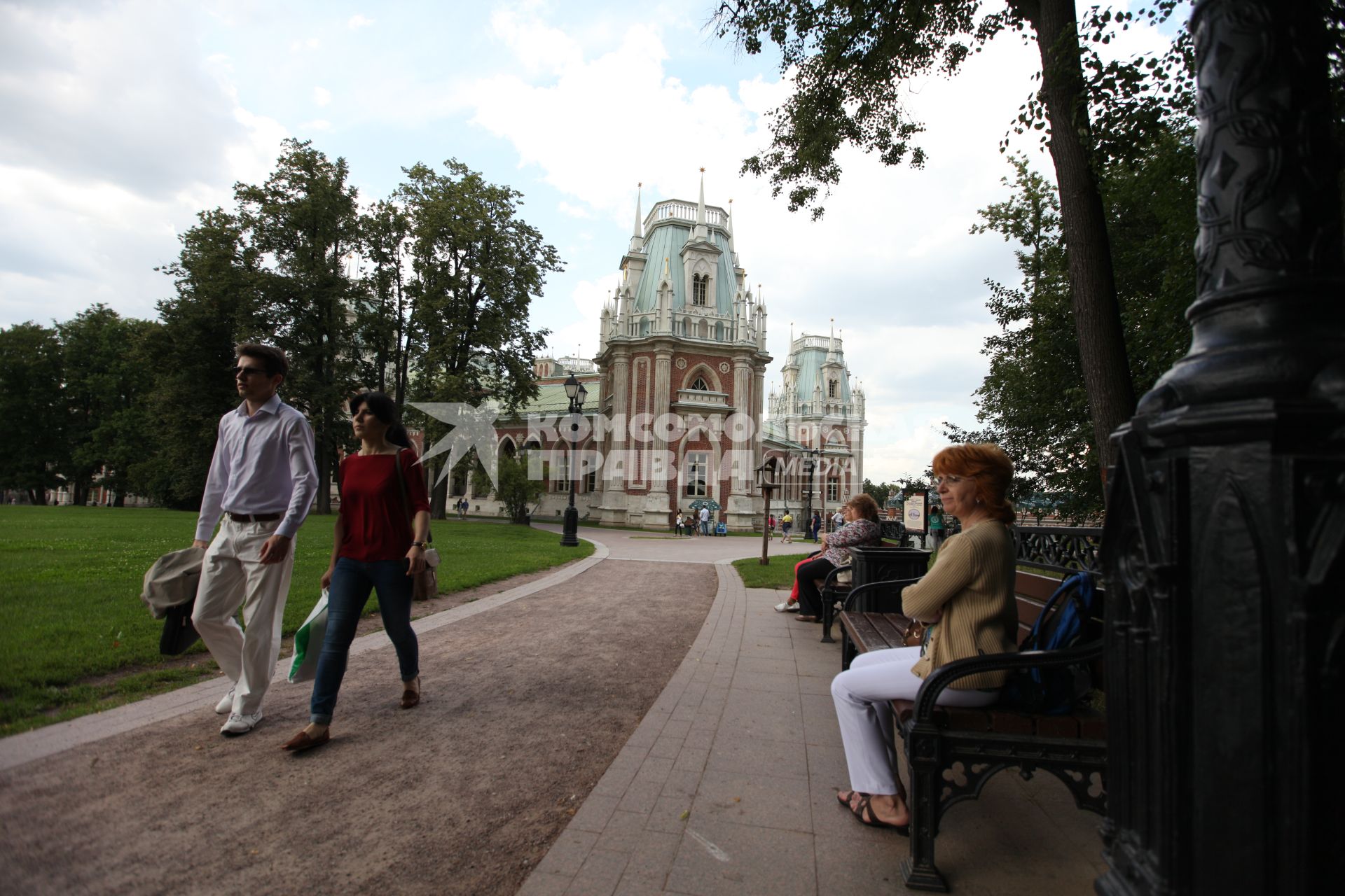 Москва. Люди отдыхают в парке Царицыно.