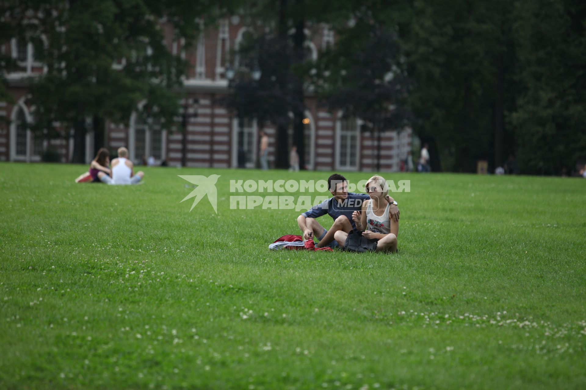 Москва. Люди отдыхают в парке Царицыно.