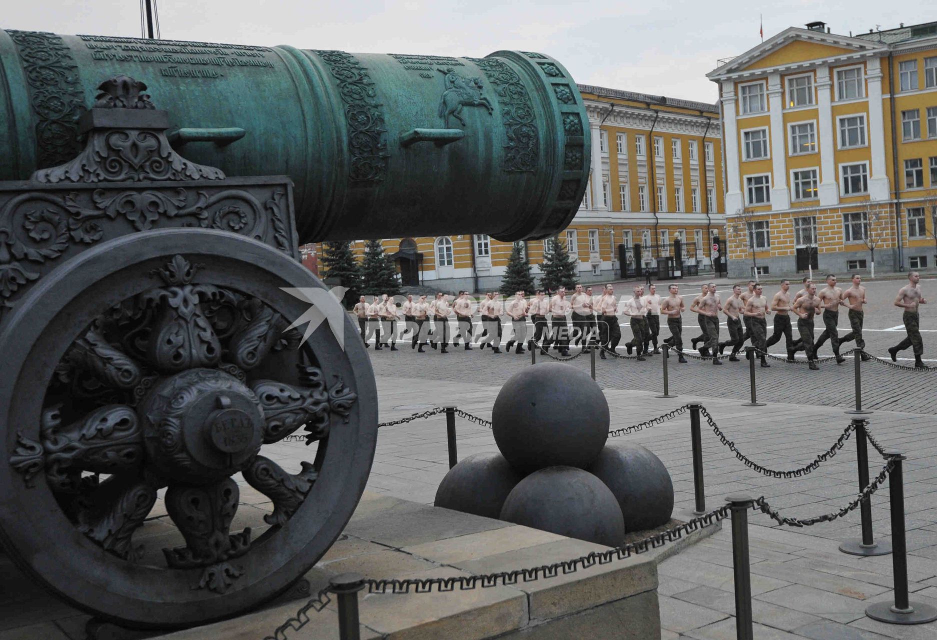 Москва. Военнослужащие Президентского полка во время пробежки по территории Московского Кремля.