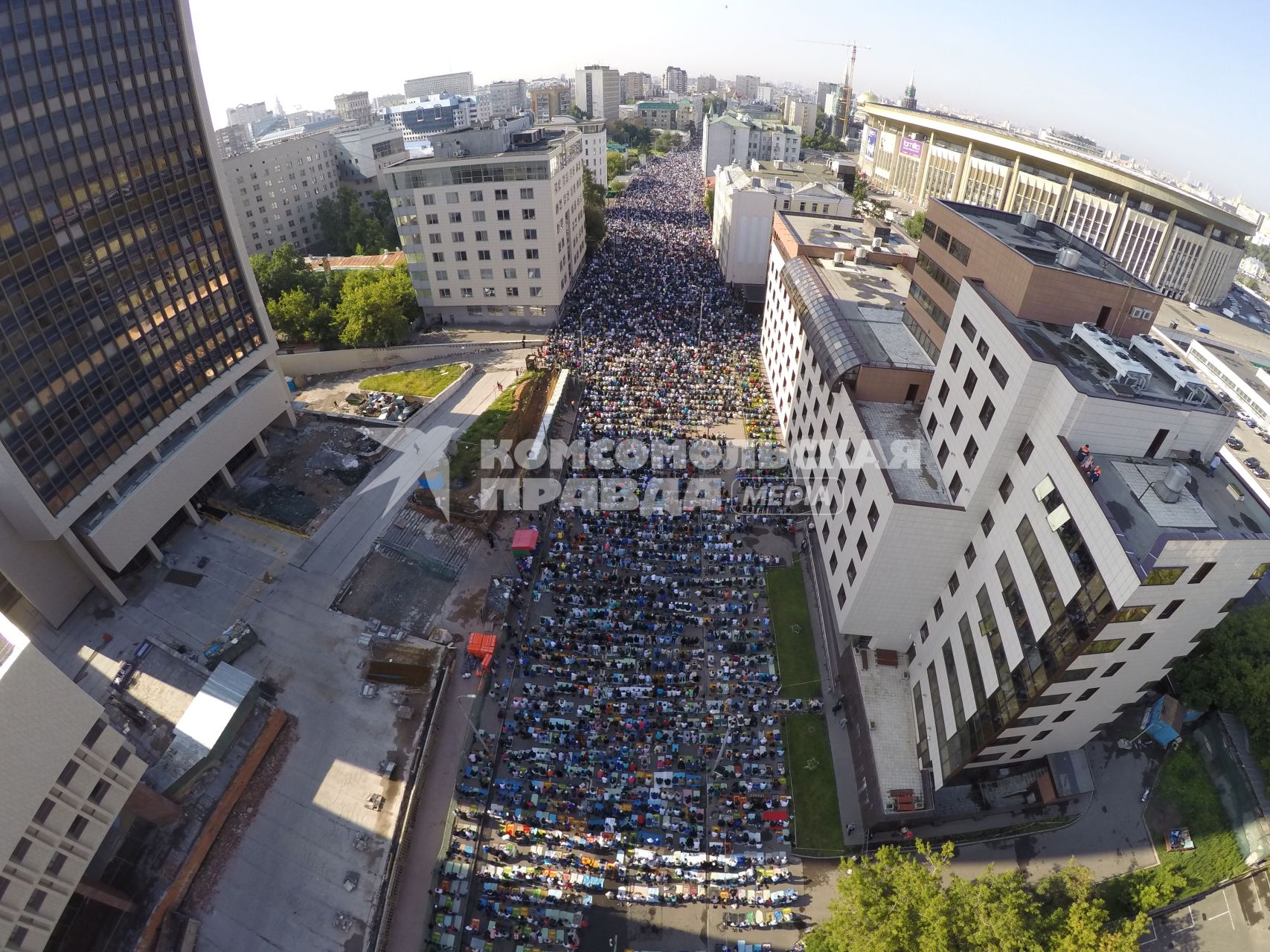 Москва. Исламский праздник Ураза-Байрам. Мусульмане во время праздничной ритуальной молитвы у Московской Соборной мечети на улице Щепкина. Съемка с коптера.