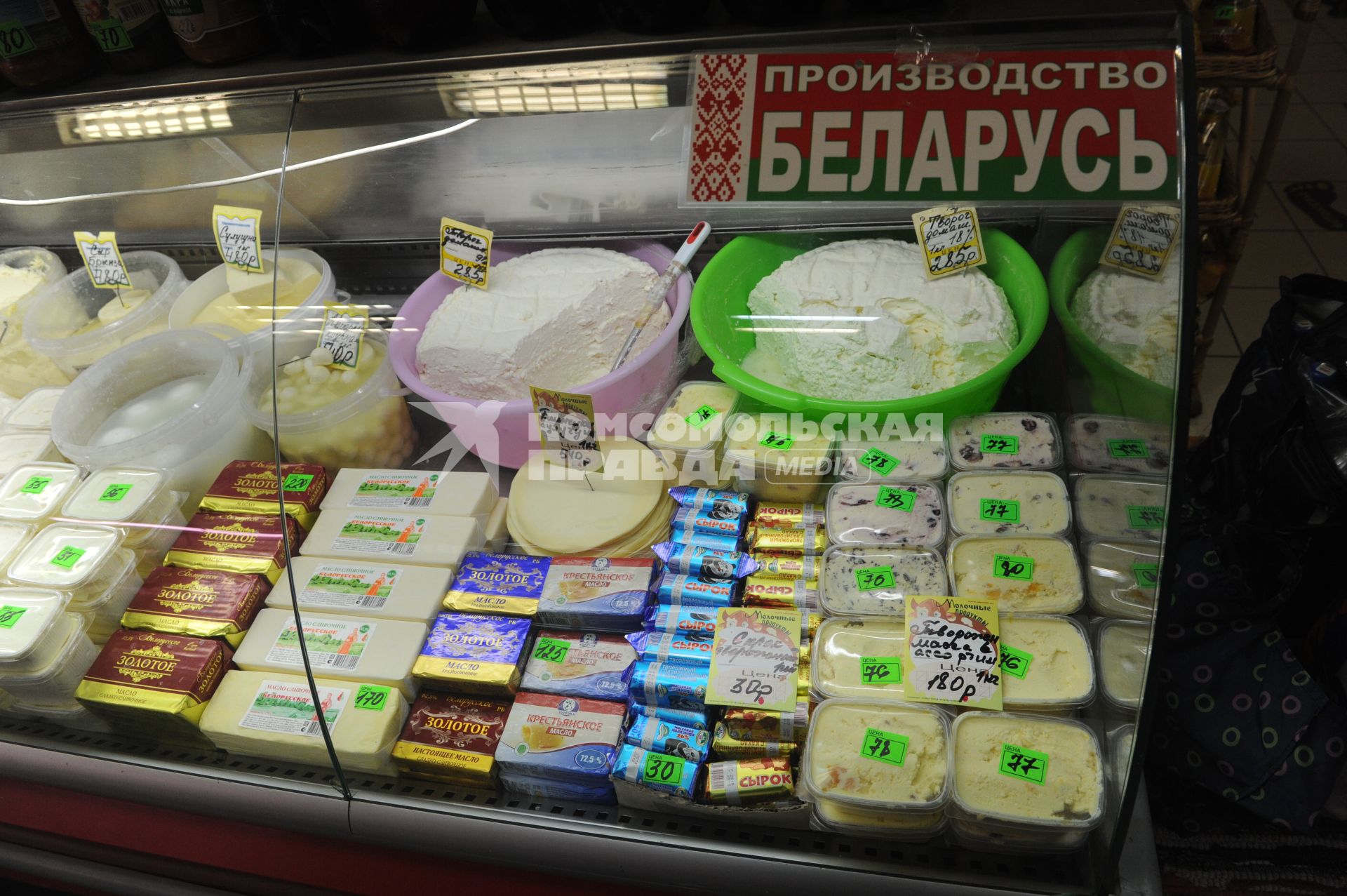 Москва. Витрина с кисломолочной продукцией из Белоруссии в магазине `Фермерская лавка`.