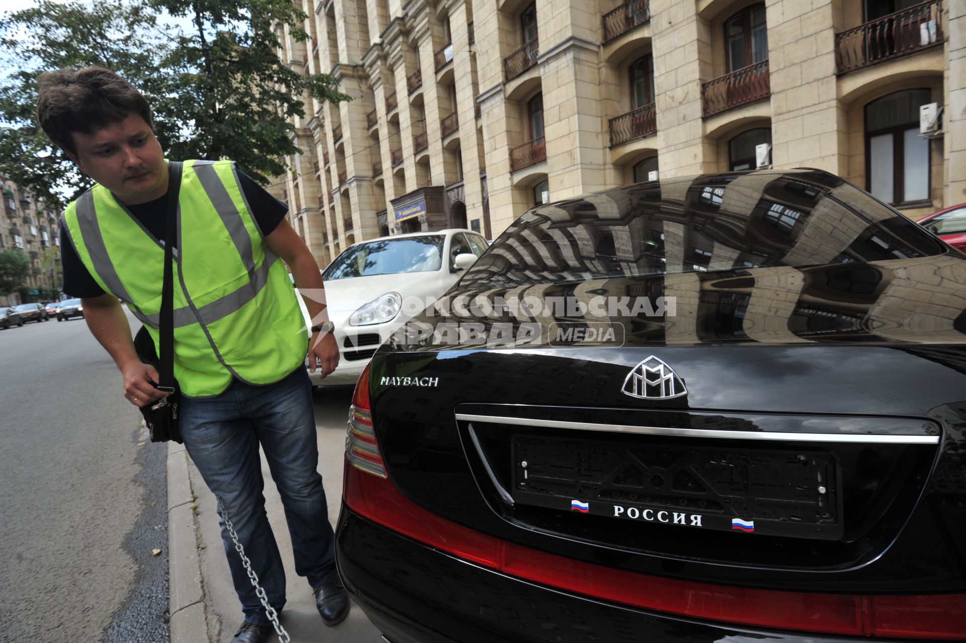 Москва. Контролер `Московского паркинга` подходит к автомобилю без номерных знаков.